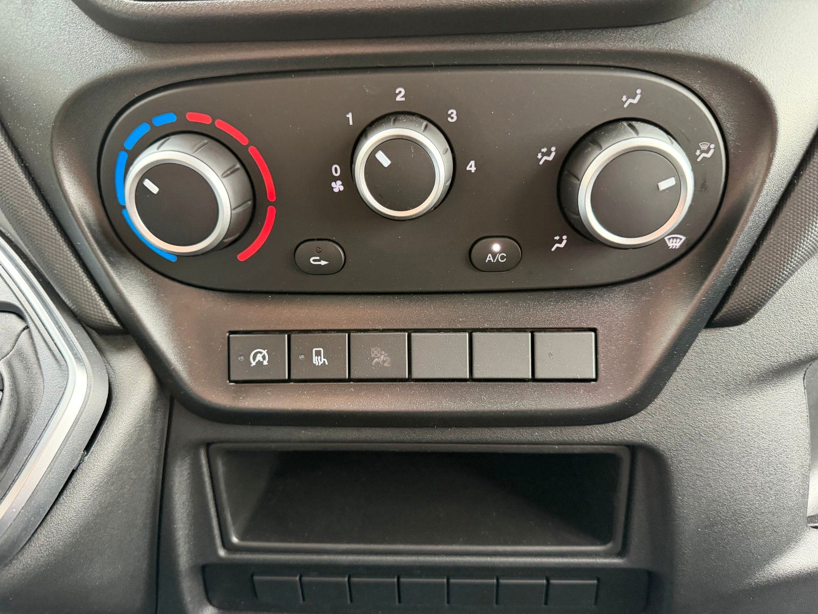 Fahrzeugabbildung Iveco Daily 35S16 A8 *R.3450mm*Automatik*AHK*7-Sitze*