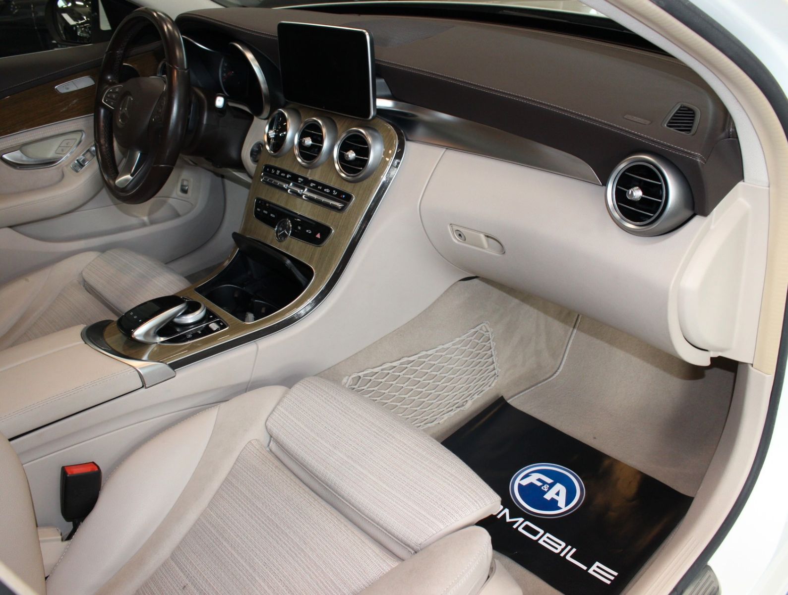 Fahrzeugabbildung Mercedes-Benz C 250 BlueTEC T EXCLUSIVE*AHK*HUD-UP