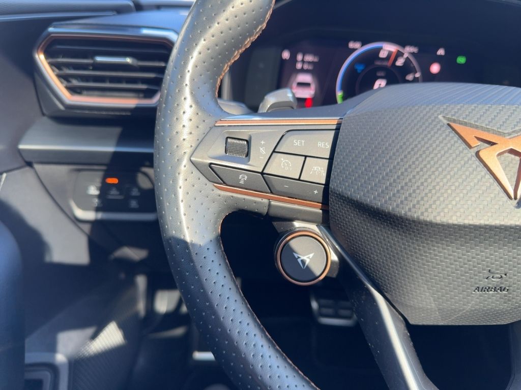 Fahrzeugabbildung CUPRA Leon VZ e-Hybrid, Allwetter, Panoramadach, Navi,