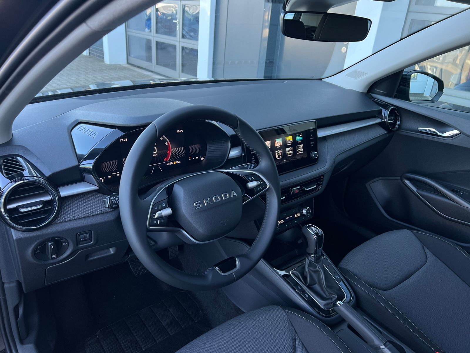 Fahrzeugabbildung SKODA Fabia Selection 1.0 TSI DSG *LED, KESSY, Rückfah