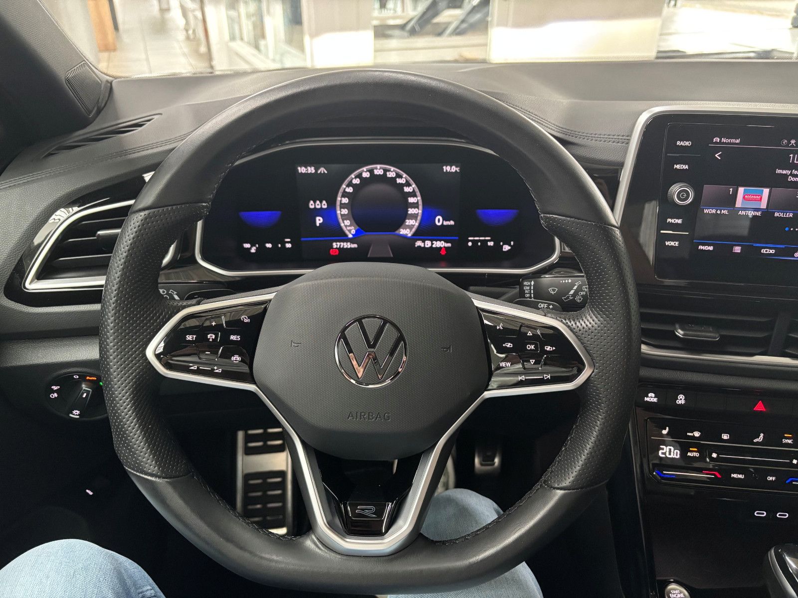 Fahrzeugabbildung Volkswagen T-Roc R-Line 1.5l TSI DSG + Kamera + AHK +