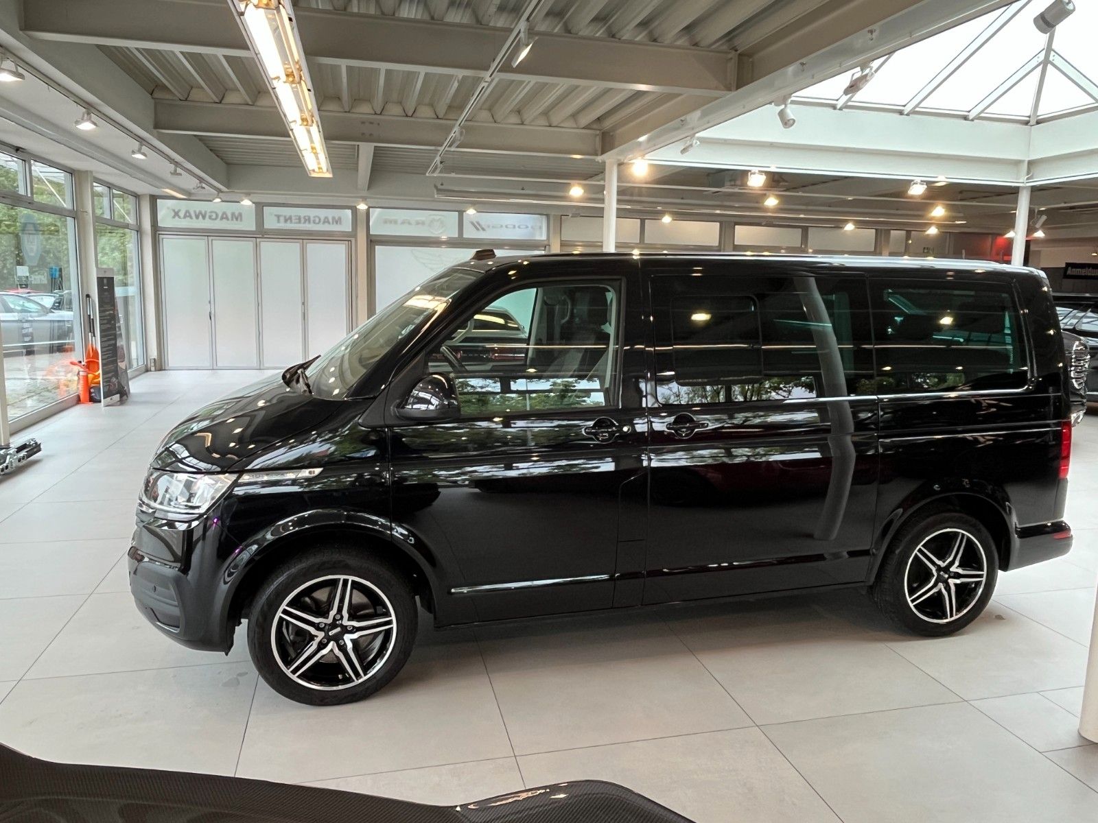 Fahrzeugabbildung Volkswagen T6.1 Multivan Comf. DSG Standhzg, Alcantara ACC