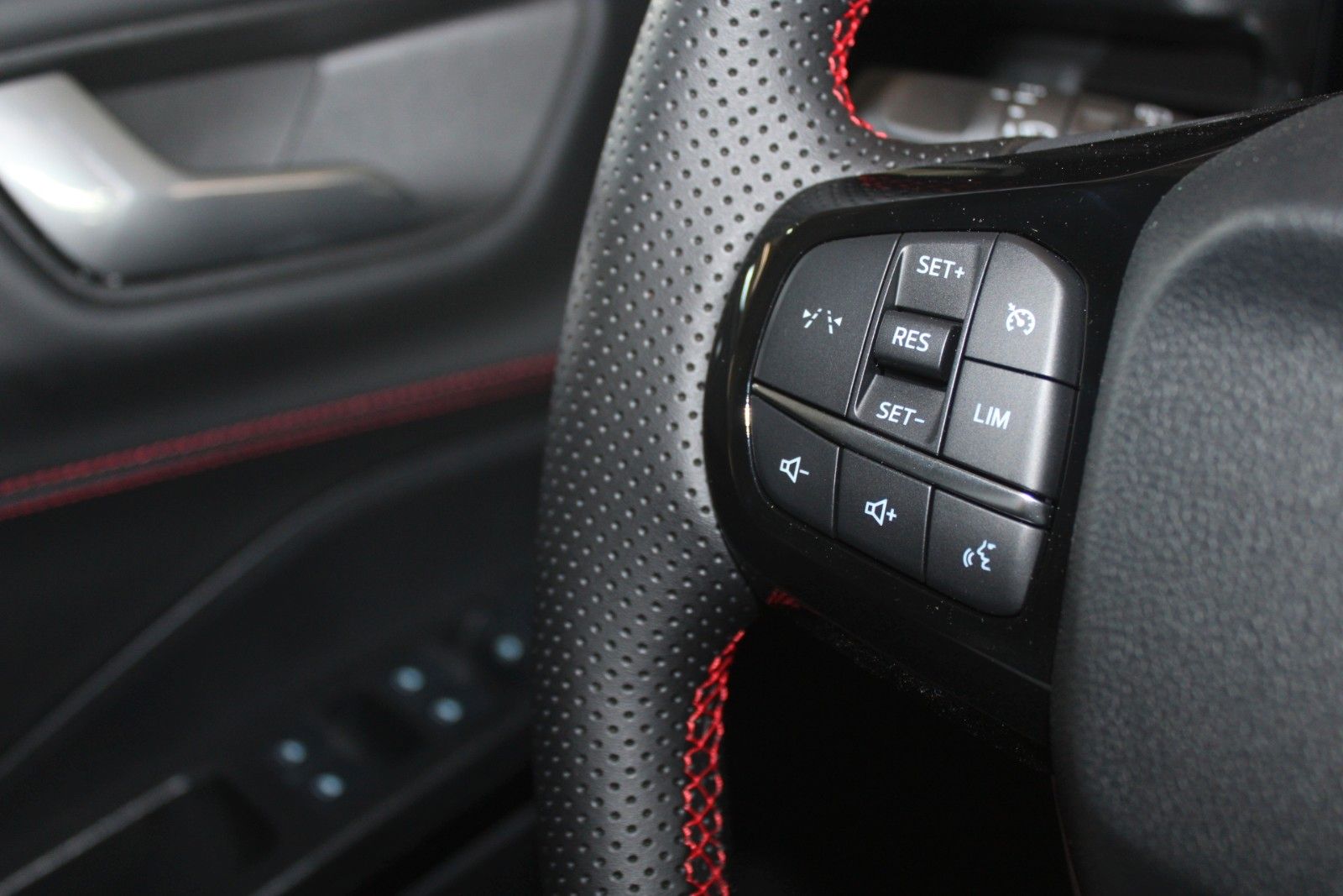 Fahrzeugabbildung Ford Puma 1,0 EcoBoost Hybrid ST-Line Automatik GJR