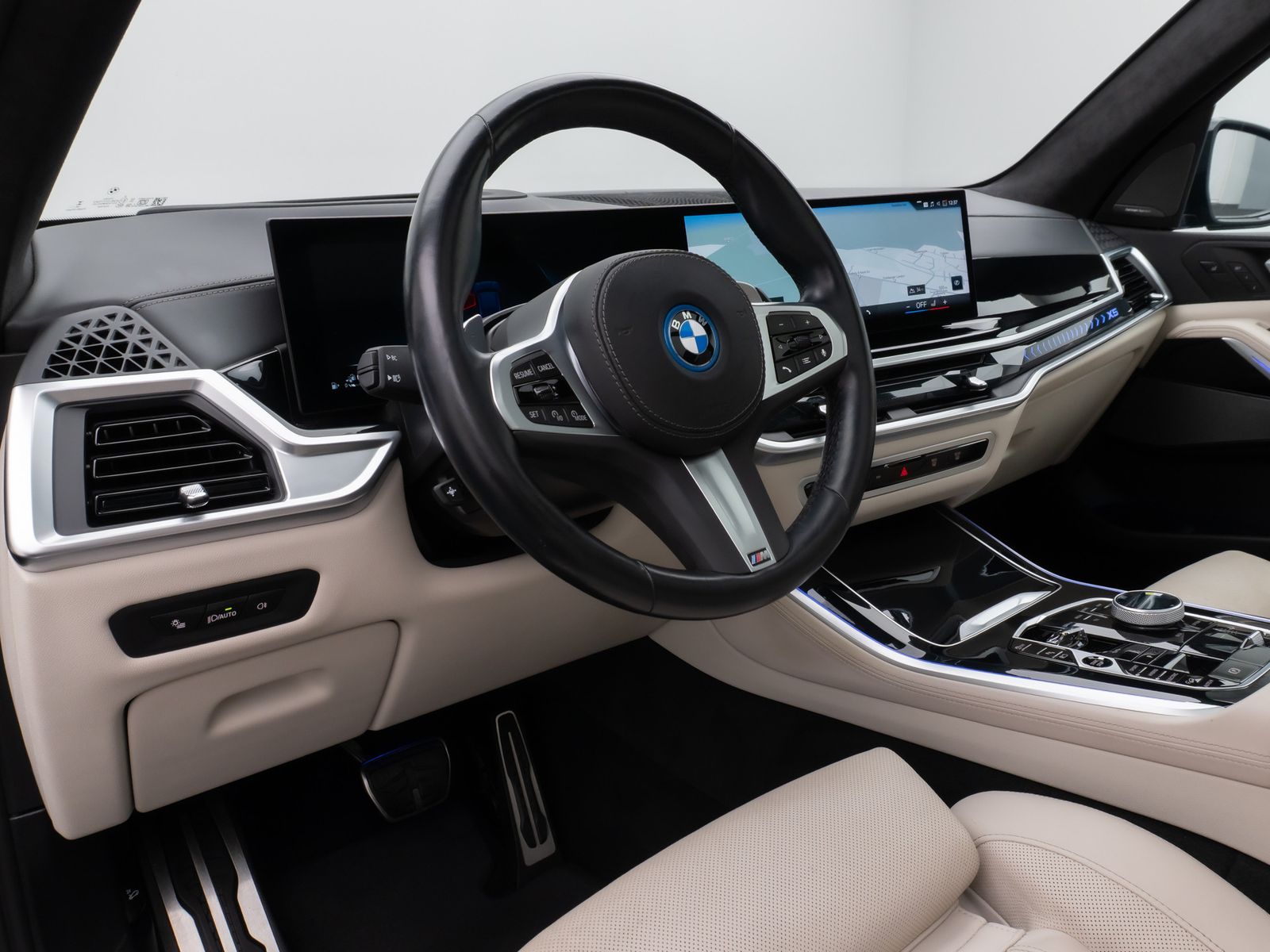 Fahrzeugabbildung BMW X5 xD50e M Sport Pro Pano SoftCL 360°HUD DAB H/K