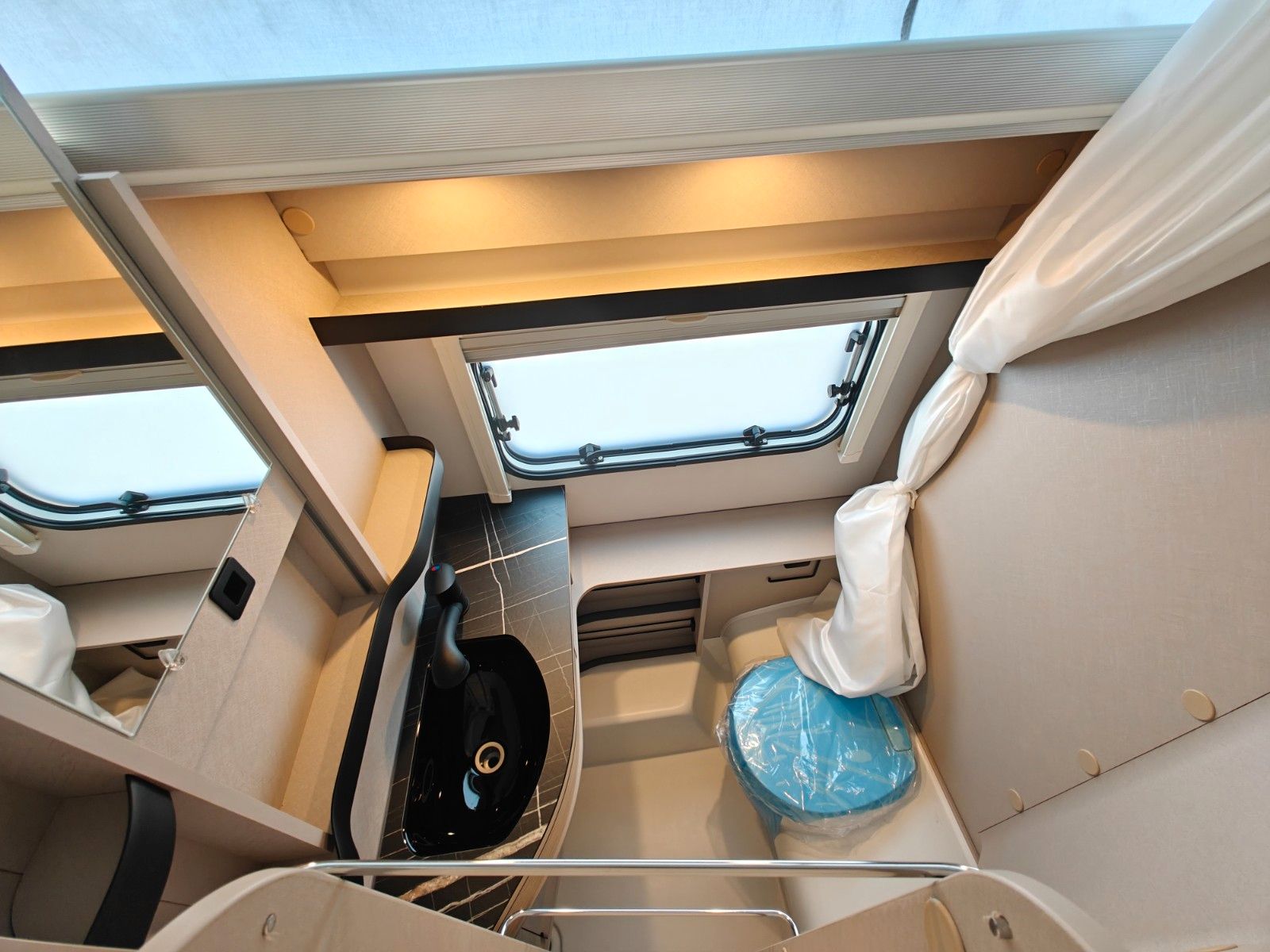 Fahrzeugabbildung HYMER / ERIBA / HYMERCAR Touring 630 Harbour Blue - JETZT 6.719€ SPAREN !