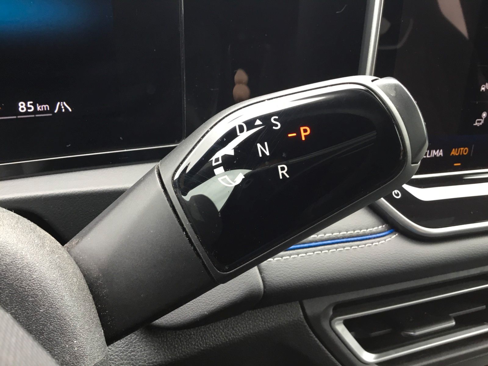 Fahrzeugabbildung Volkswagen Tiguan 1.5 eTSI DSG R-Line+AHK+19"+LED+Navi