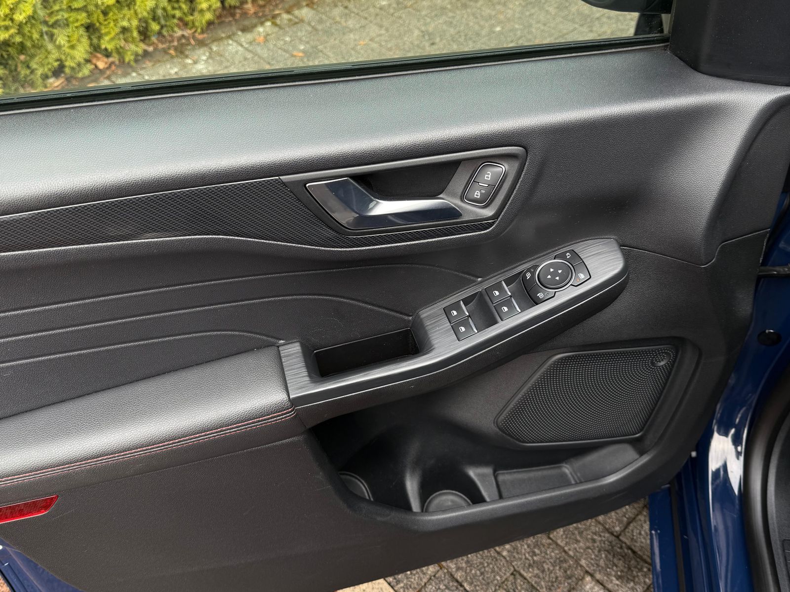 Fahrzeugabbildung Ford Kuga 2.0 PHEV ST-Line X LED+NAVI+SHZ+KAM+AHK+HuD