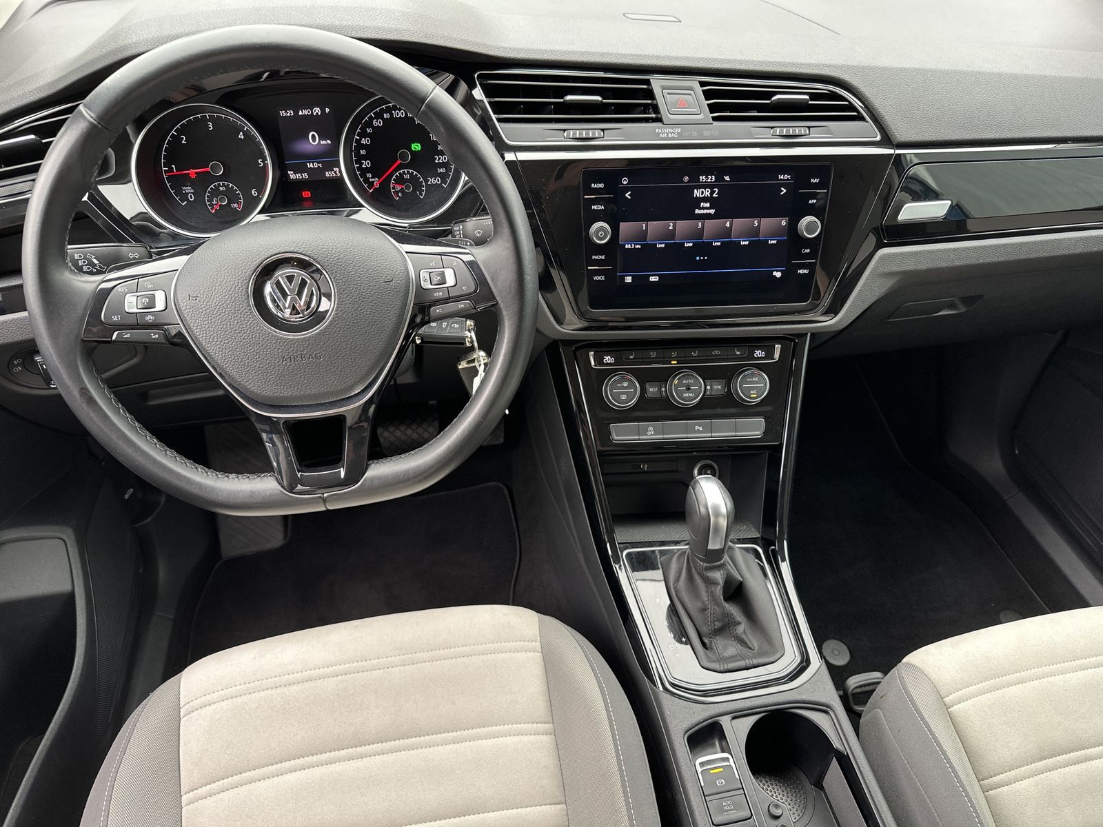 Fahrzeugabbildung Volkswagen Touran 2.0 TDI DSG Highline NAV+LED+ACC+17ZO+1HD