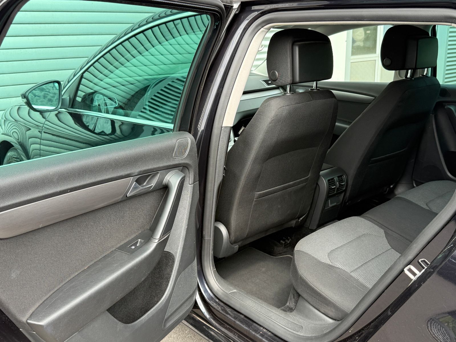 Fahrzeugabbildung Volkswagen Passat Variant Comfortline 1.8 TSI AHK GRA Navi