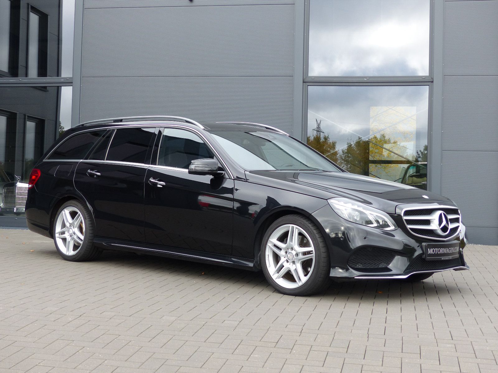 Fahrzeugabbildung Mercedes-Benz E 300 BlueTec T Diesel AMG