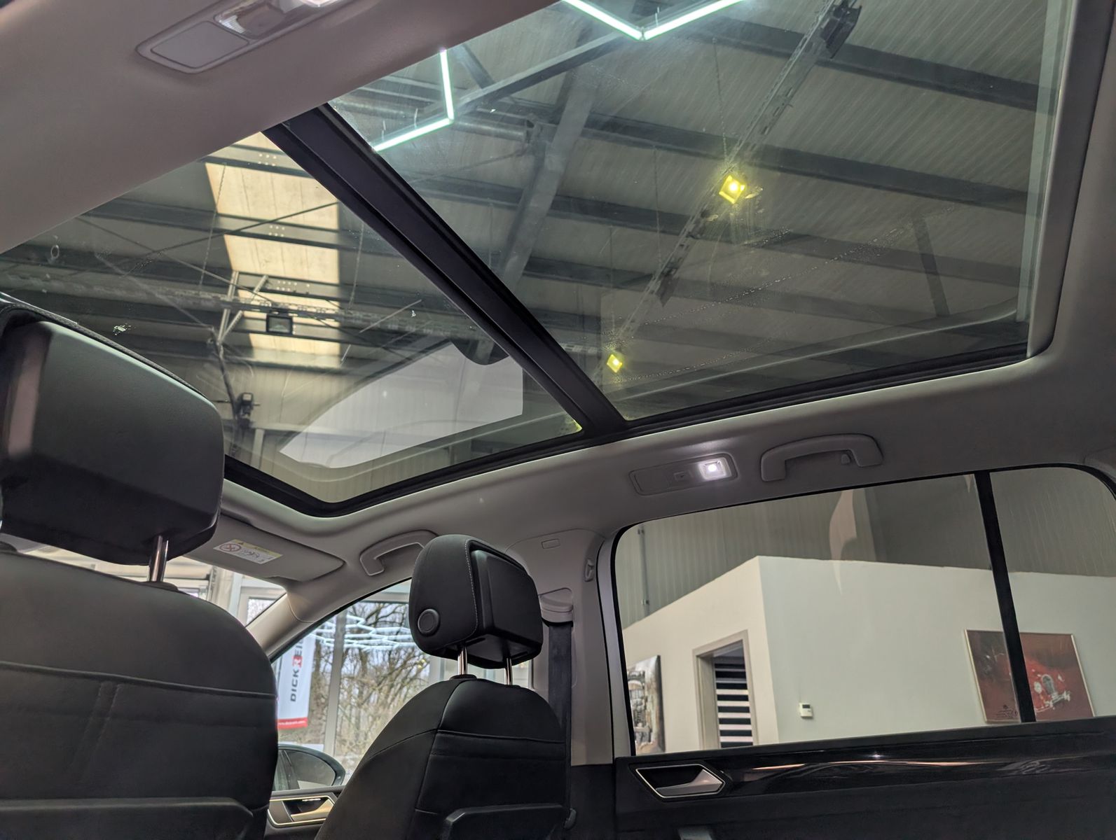 Fahrzeugabbildung Volkswagen Touran 2.0 DSG R-Line High. Pano 7-Si IQ.Dri AHK