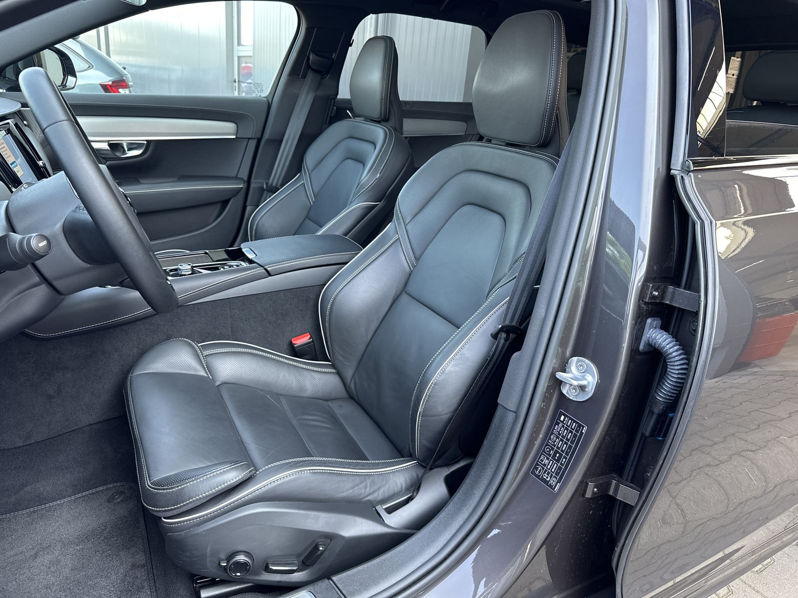 Fahrzeugabbildung Volvo V90 T6 AWD Plus Dark NAV+LED+AHK+ACC+360°+PANORA
