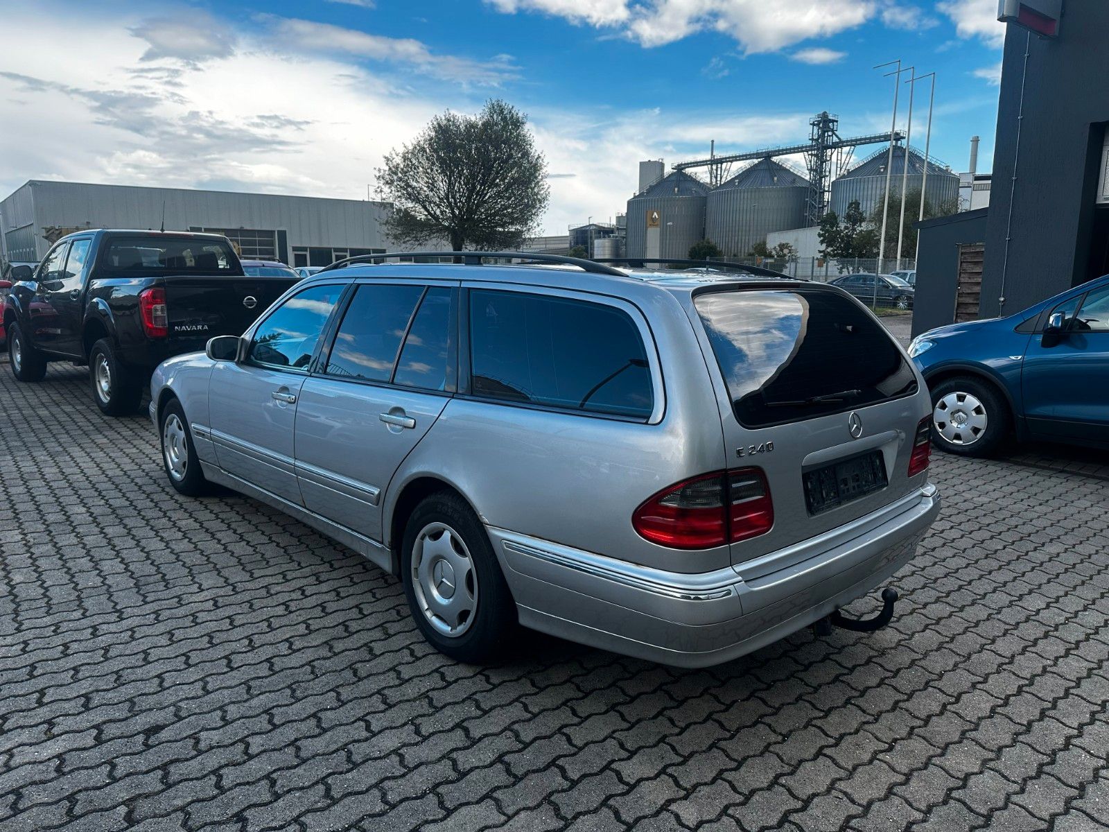 Fahrzeugabbildung Mercedes-Benz E 240 T /Autom. /Klima/ AHK / Leder / Xenon