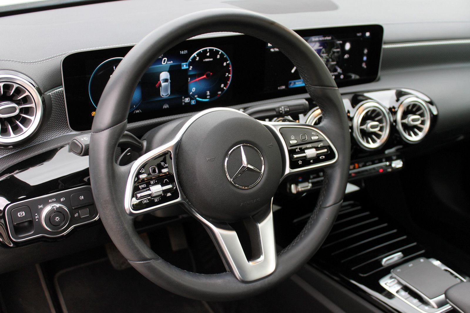 Fahrzeugabbildung Mercedes-Benz A 180 Edition19 Burrm. ACC Pano Sthzg Navi Leder