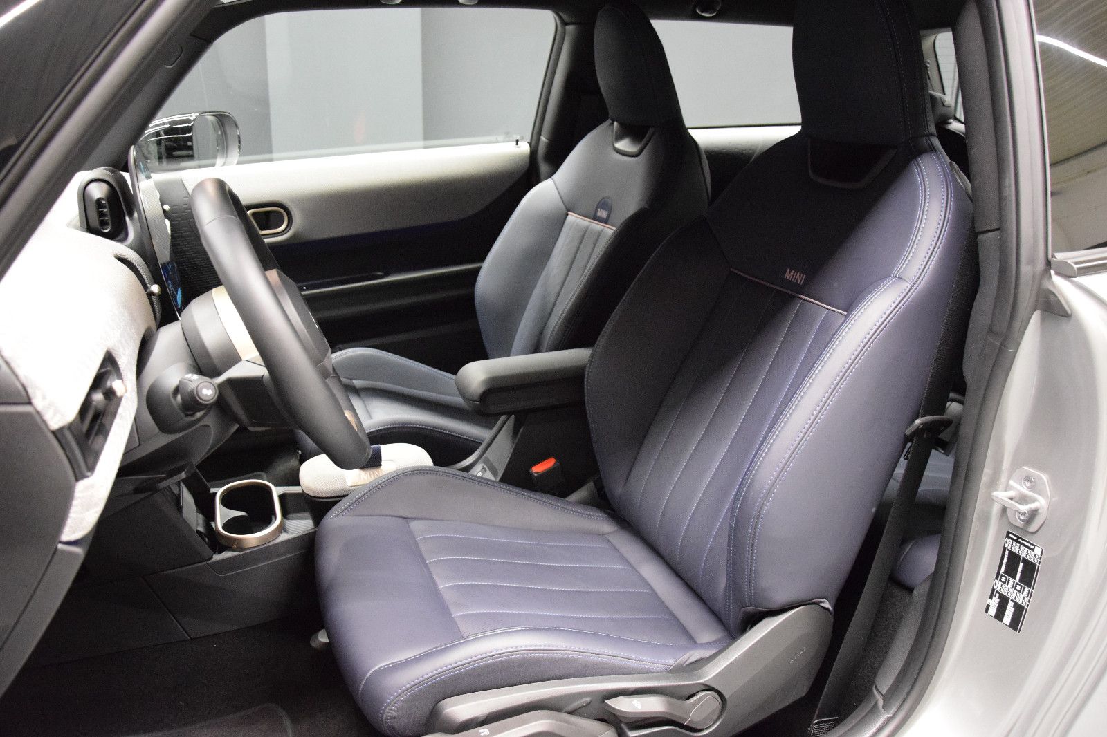 Fahrzeugabbildung MINI Cooper Mini 3-trg. Favoured Trim HeadUp Leder