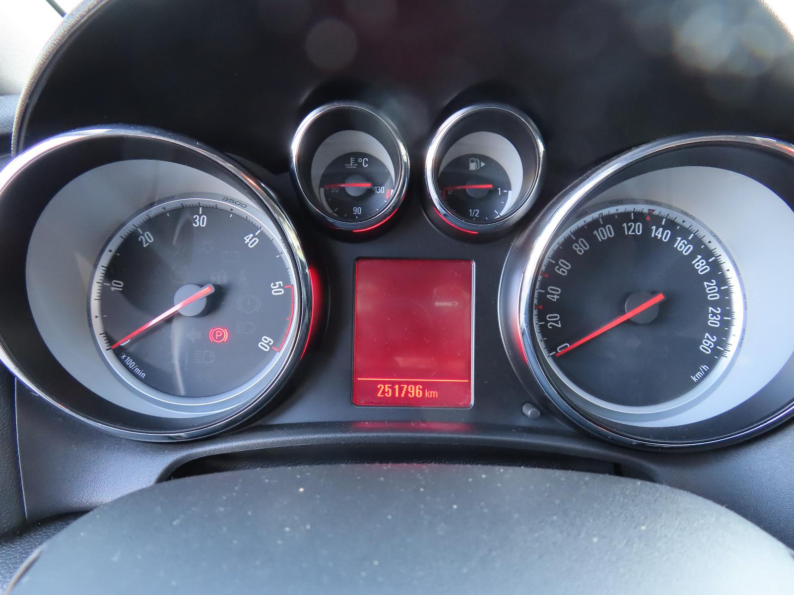 Opel Astra 2015 — photo 11