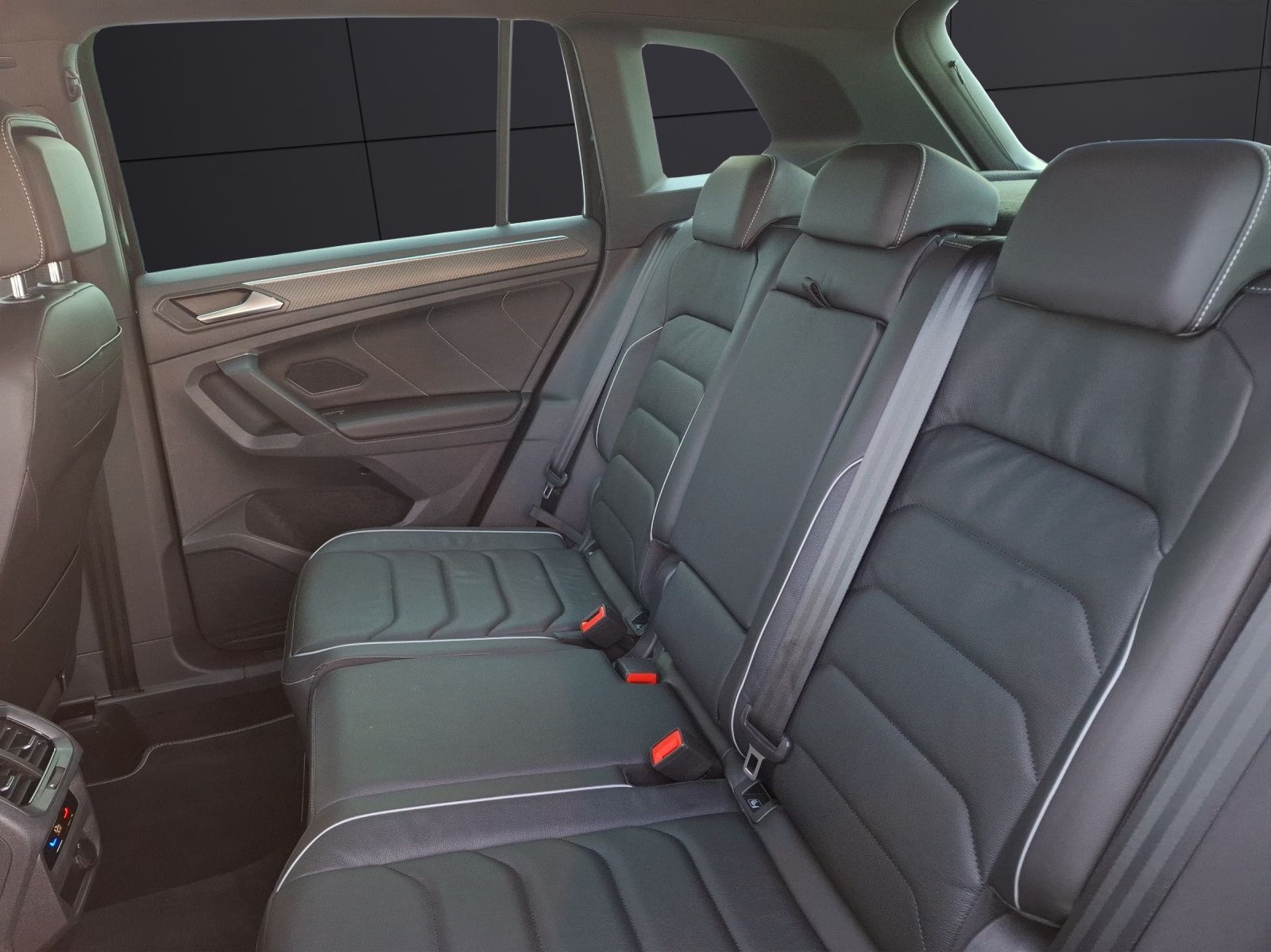 Fahrzeugabbildung Volkswagen Tiguan TDI R-Line DSG STH AHK LED AID ACC RFK 20