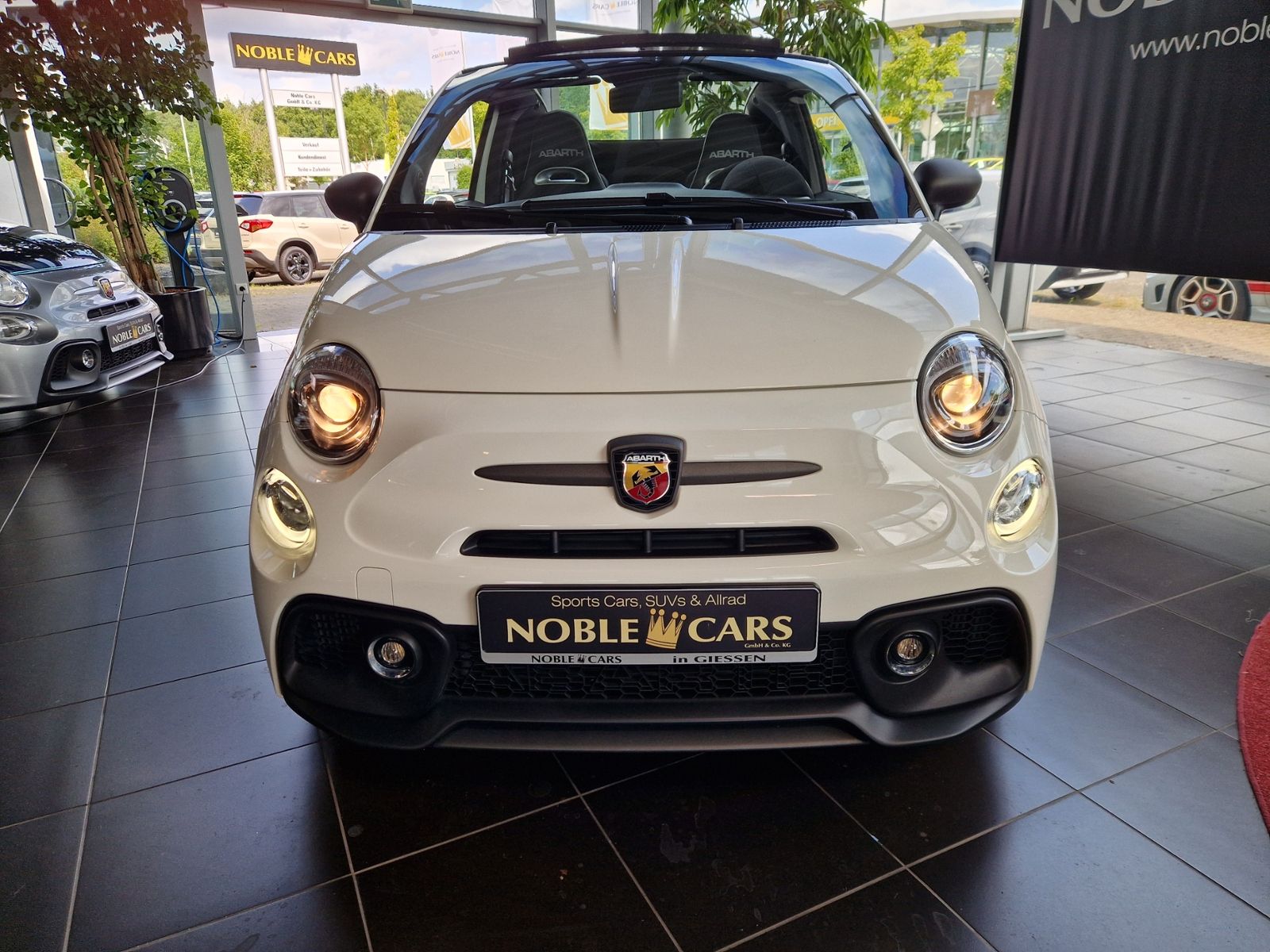 Fahrzeugabbildung Abarth 695C Turismo BEATS NAVI LEDER