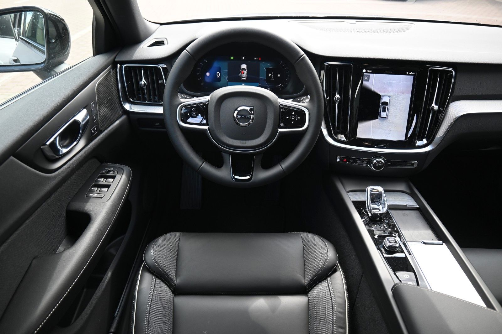 Fahrzeugabbildung Volvo V60 B4 Benzin DKG Plus Dark*FSHZG*360°*ACC*AHK