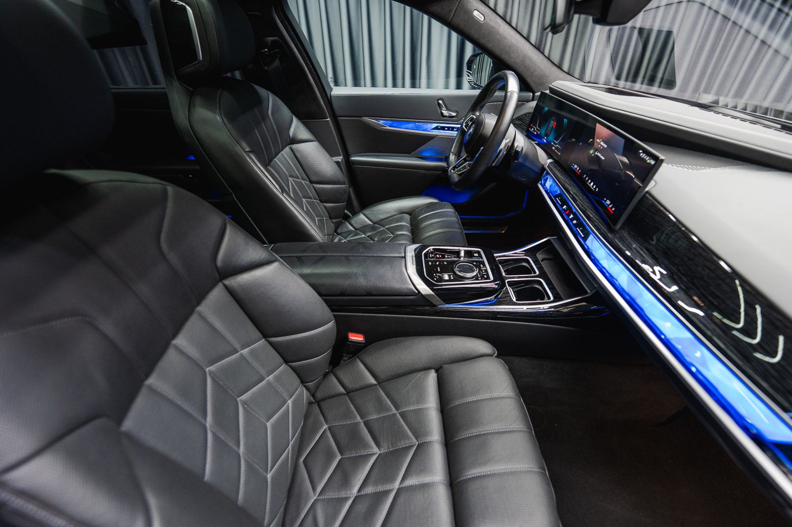Fahrzeugabbildung BMW 740 d xDrive *M Sport Pro*Iconic Glow*Theater TV