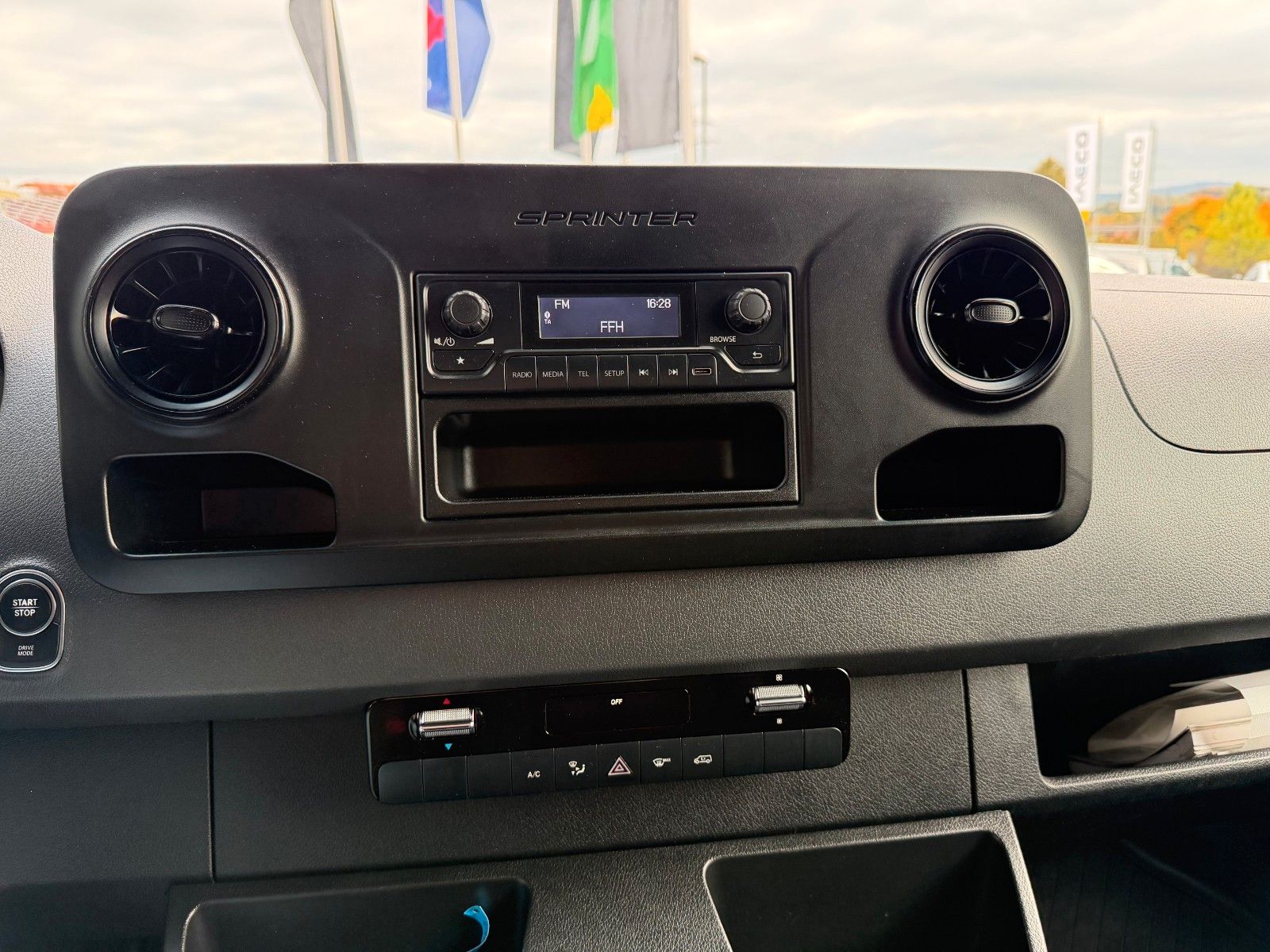 Fahrzeugabbildung Mercedes-Benz eSprinter 312 Klima SHZ Kamera