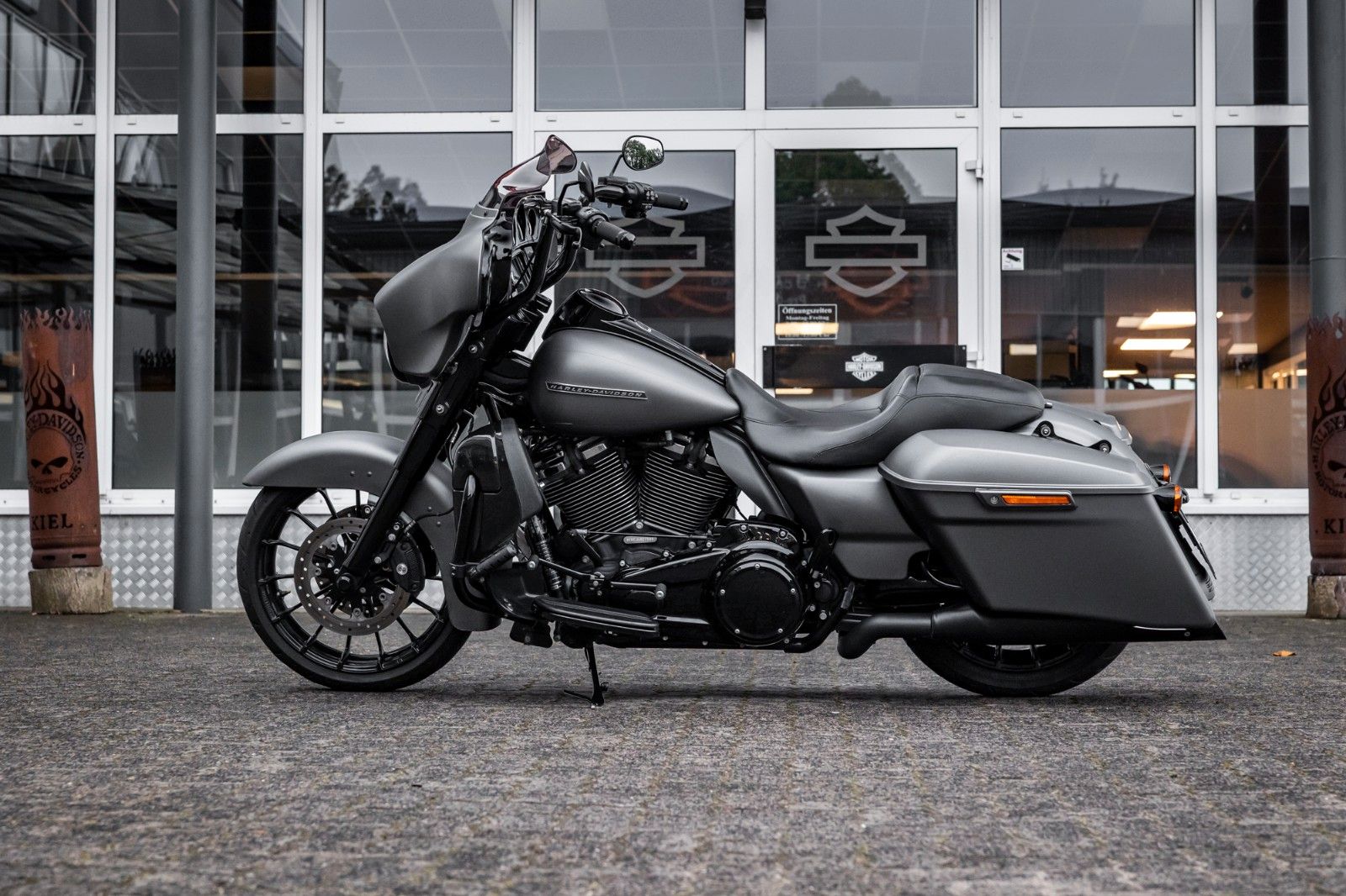 Fahrzeugabbildung Harley-Davidson FLHXS Street Glide 107 Cui - Screaming Eagle APE