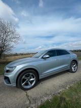 Audi Q8 55 TFSI quattro S line+Pano+Matrix+B&O+DAB  - silberne Audi Q8