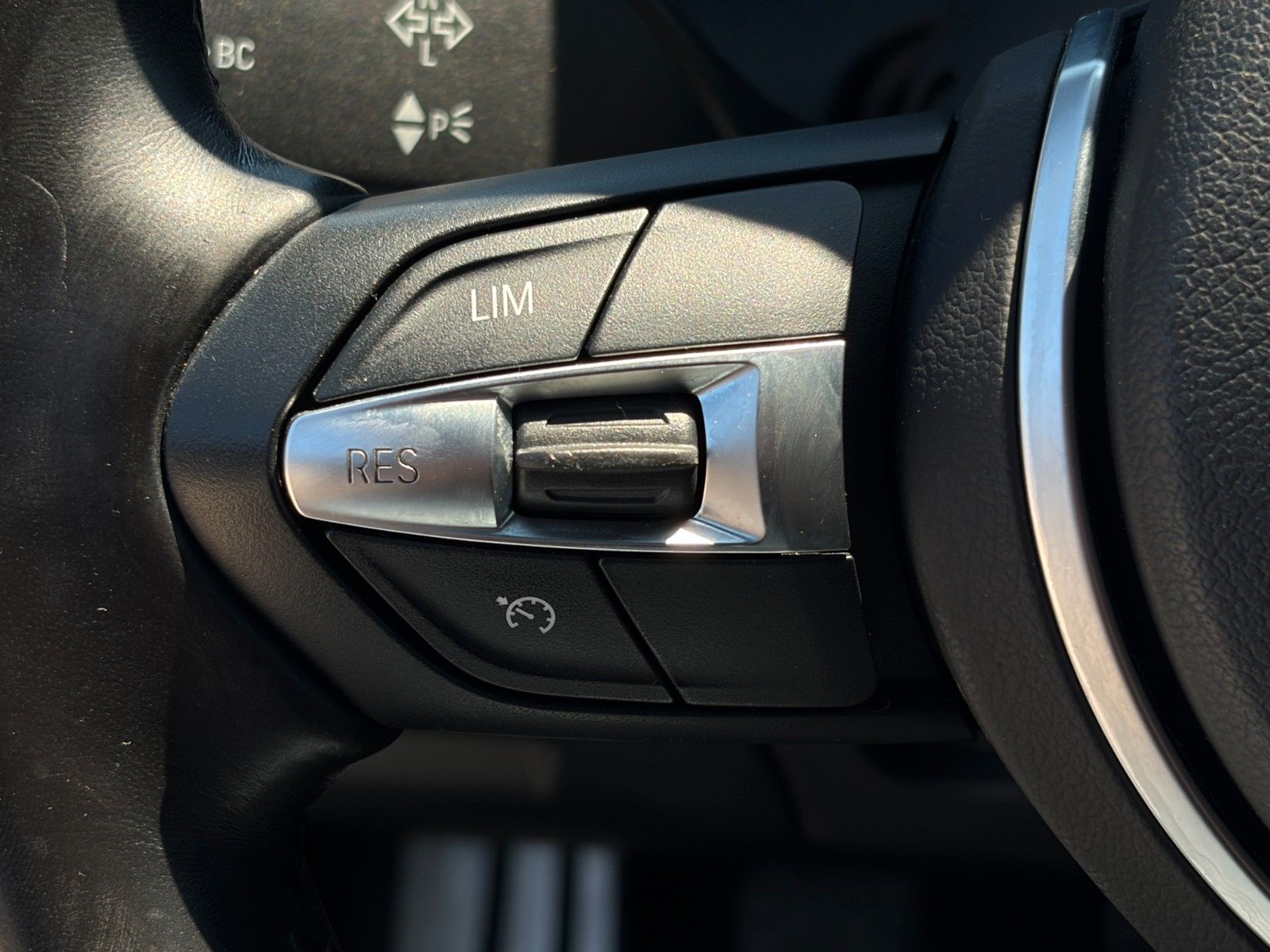 Fahrzeugabbildung BMW 118i M Sport Shadow Navi SHZ PDC LED BT HiFi