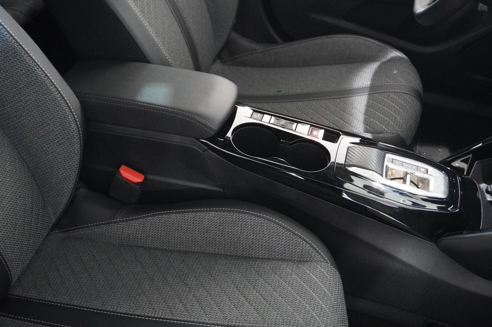 Fahrzeugabbildung Peugeot 2008 1.2 HYBRID ALLURE E-DSC NAVI/LED/SPORT/VIRT