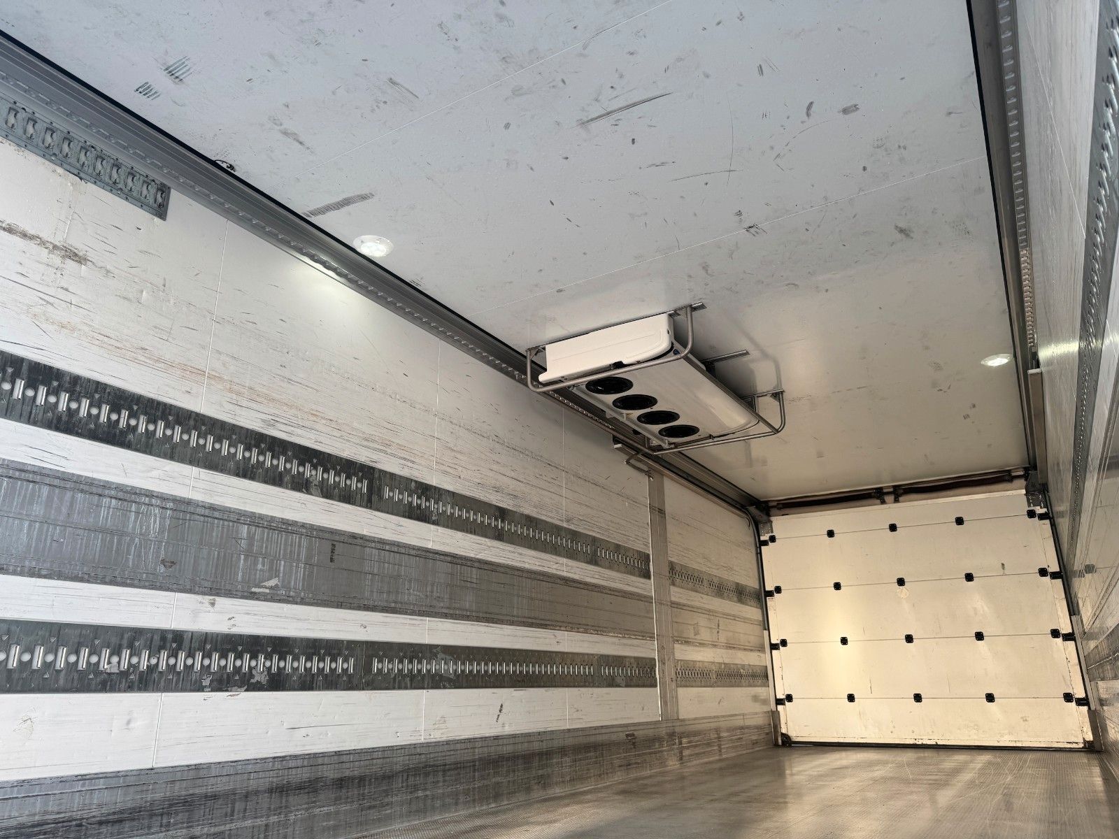 Fahrzeugabbildung Schmitz Cargobull Carrier Supra 950U LBW 2.000kg Durchlade SAF