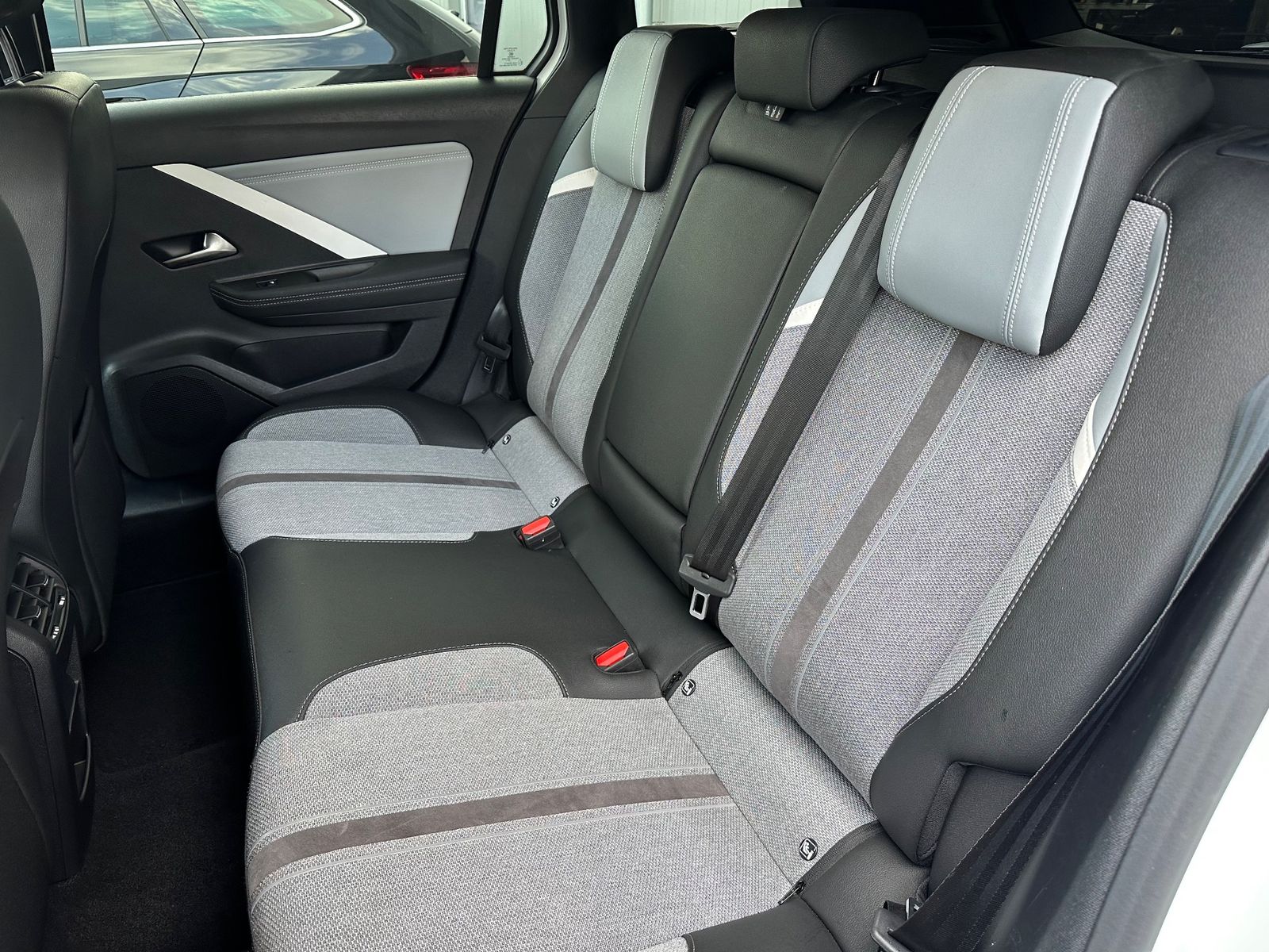 Fahrzeugabbildung Opel Astra SpT 1.5 D Aut. Business Elegance NAV+LED
