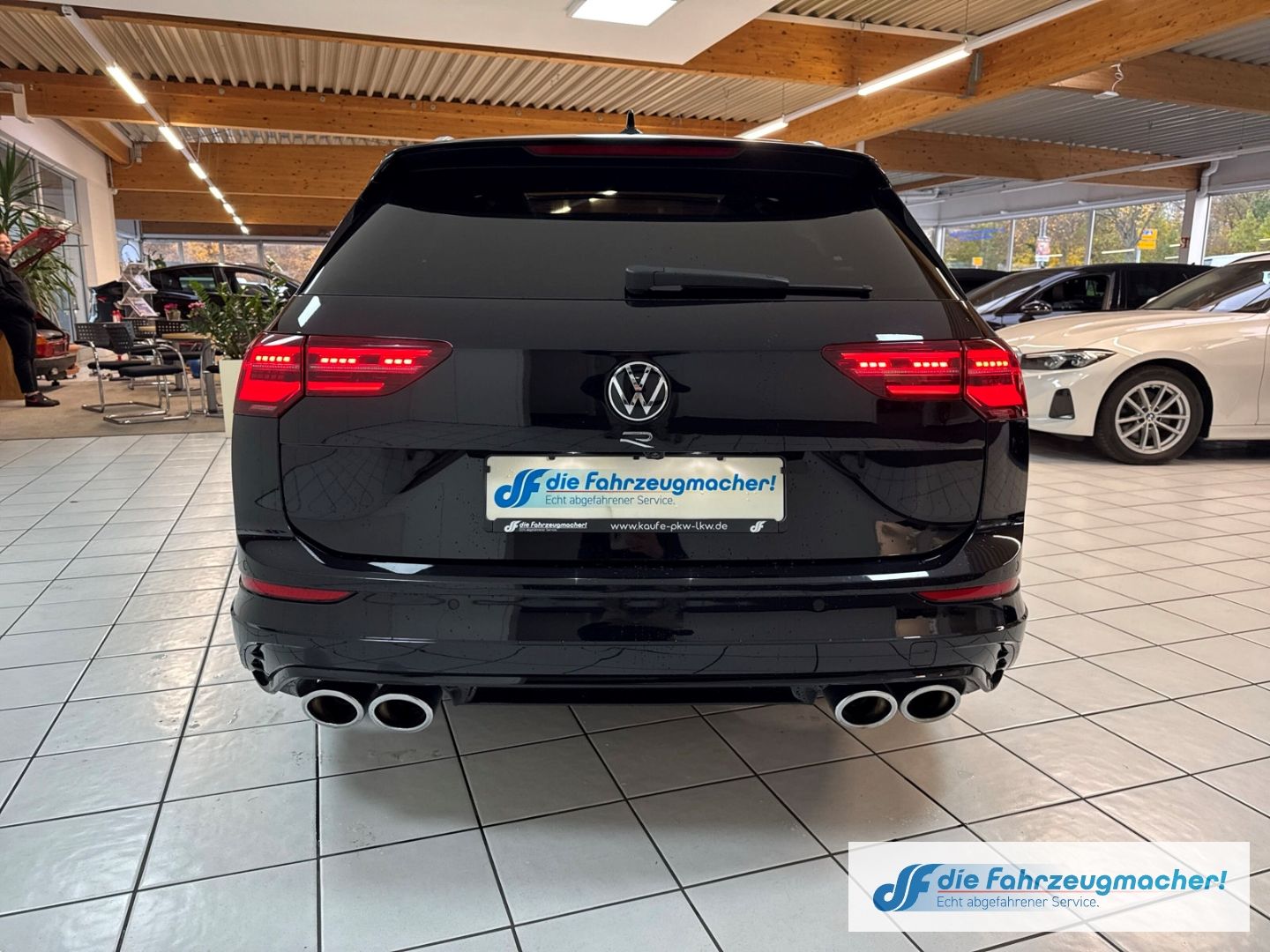 Fahrzeugabbildung Volkswagen Golf VIII Variant R Line 4Motion HUD AD AHK-klap