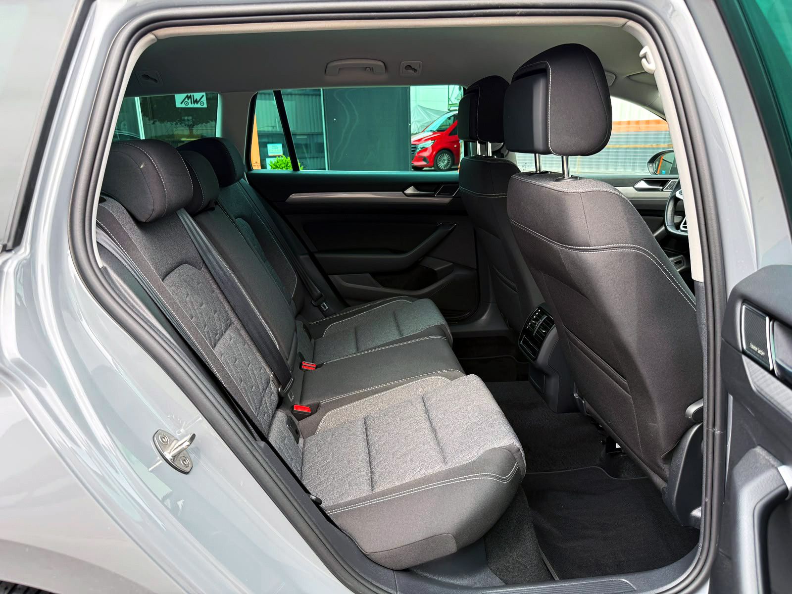 Fahrzeugabbildung Volkswagen Passat Variant 2.0TSI DSG Business ACC 360° H&K
