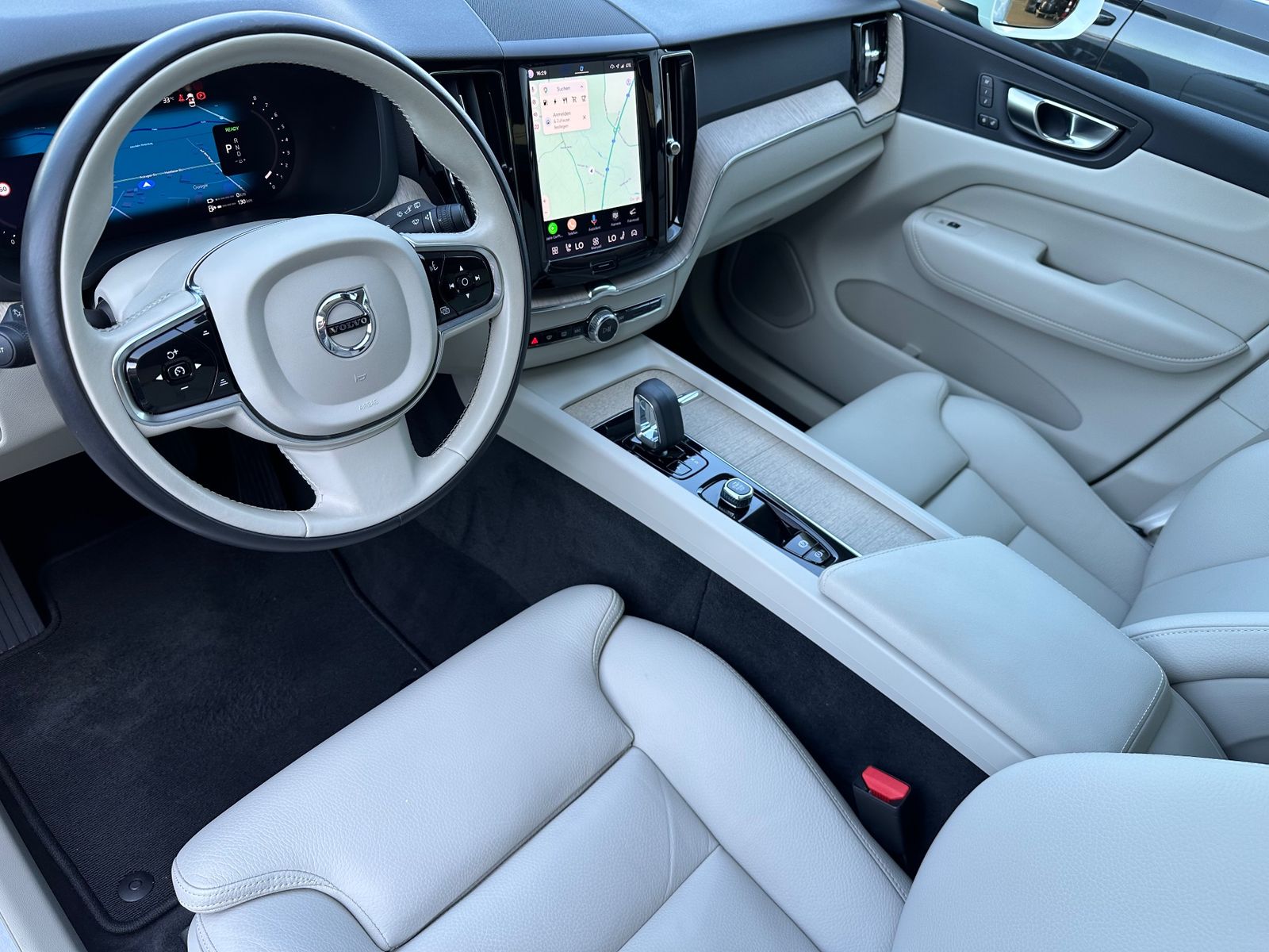 Fahrzeugabbildung Volvo XC60 T6 AWD Recharge Core NAV+LED+PANO+AHK+STHZG