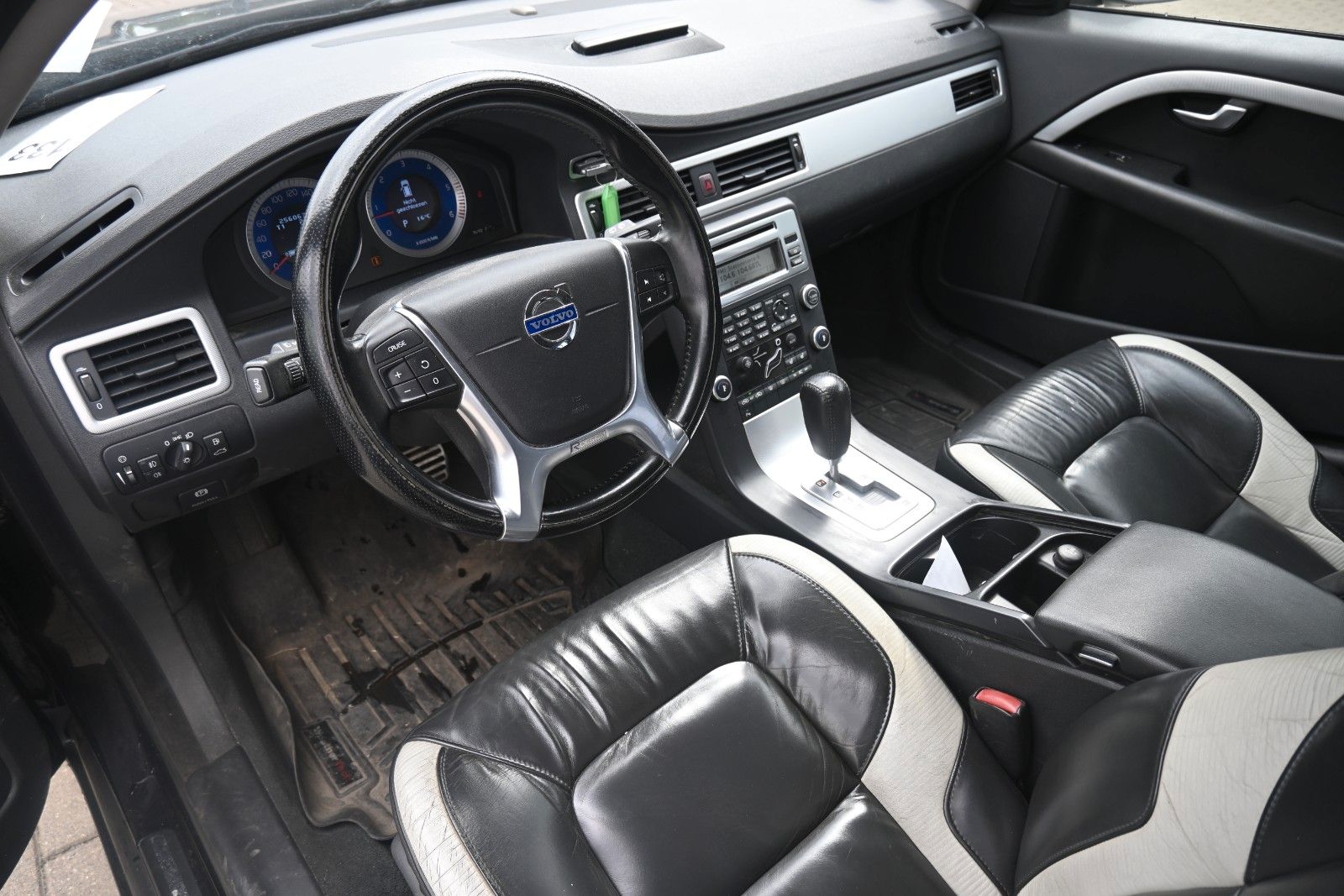 Fahrzeugabbildung Volvo V70 2.4 Autom. Edition R-Design*Xenon*