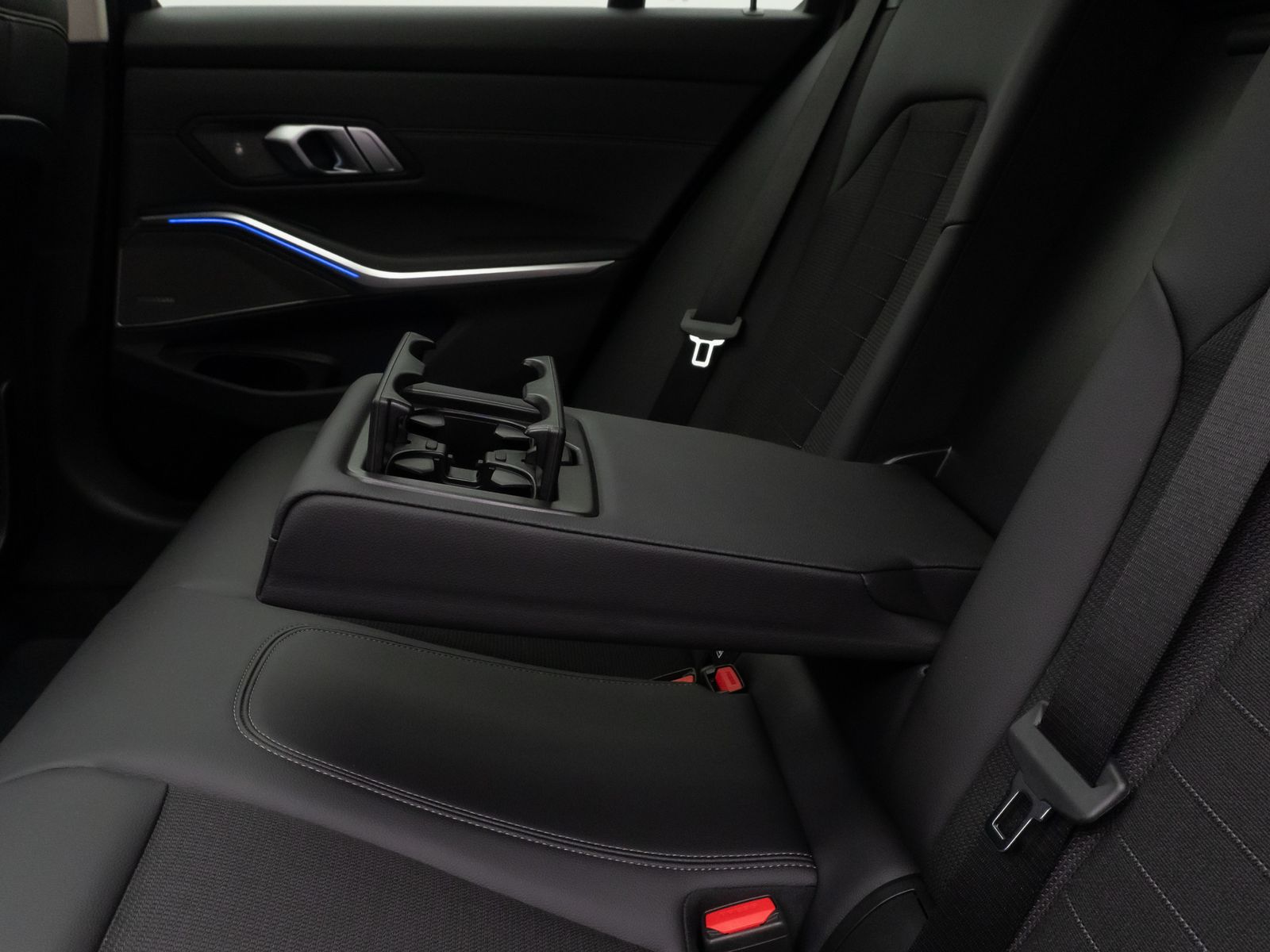 Fahrzeugabbildung BMW 330d xD Sport Line Pano Kamera Laser HUD DAB H/K