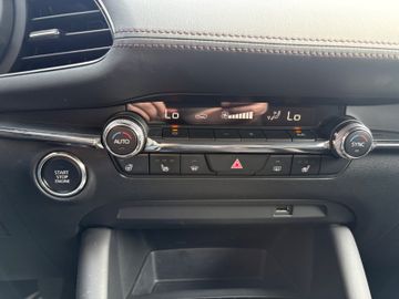 Fahrzeugabbildung Mazda 3 Lim. SKYACTIVE Selection Navi HUD Matrix SHZ