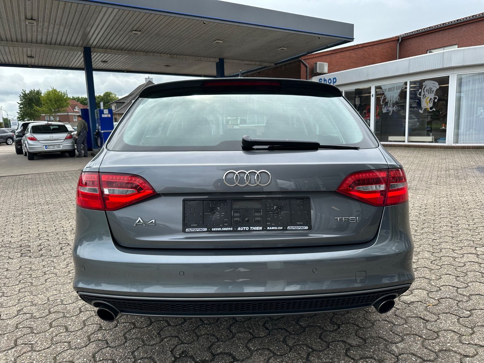 Fahrzeugabbildung Audi A4 Avant 1.8 TFSI S Line AHK/BiXenon/Navi/SHZG