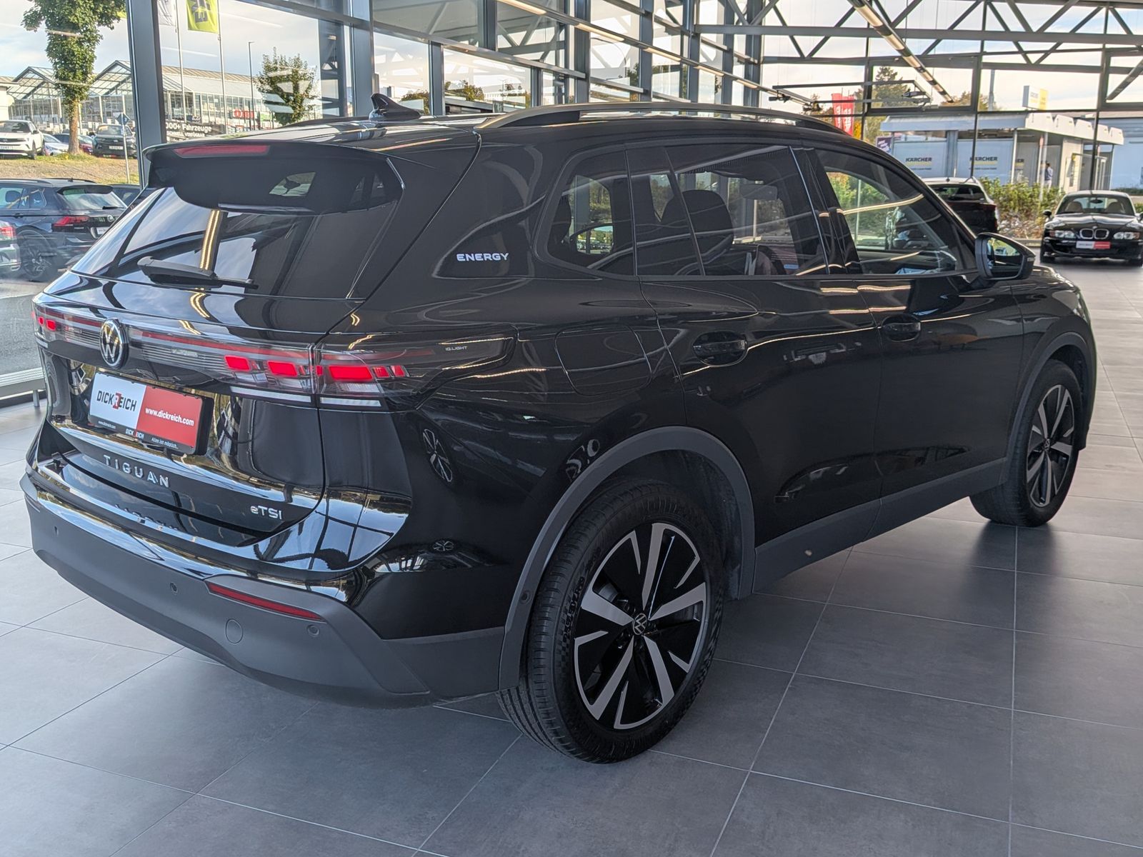 Fahrzeugabbildung Volkswagen Tiguan 1.5 eTSI ENERGY HD-Matrix 360 AHK 19