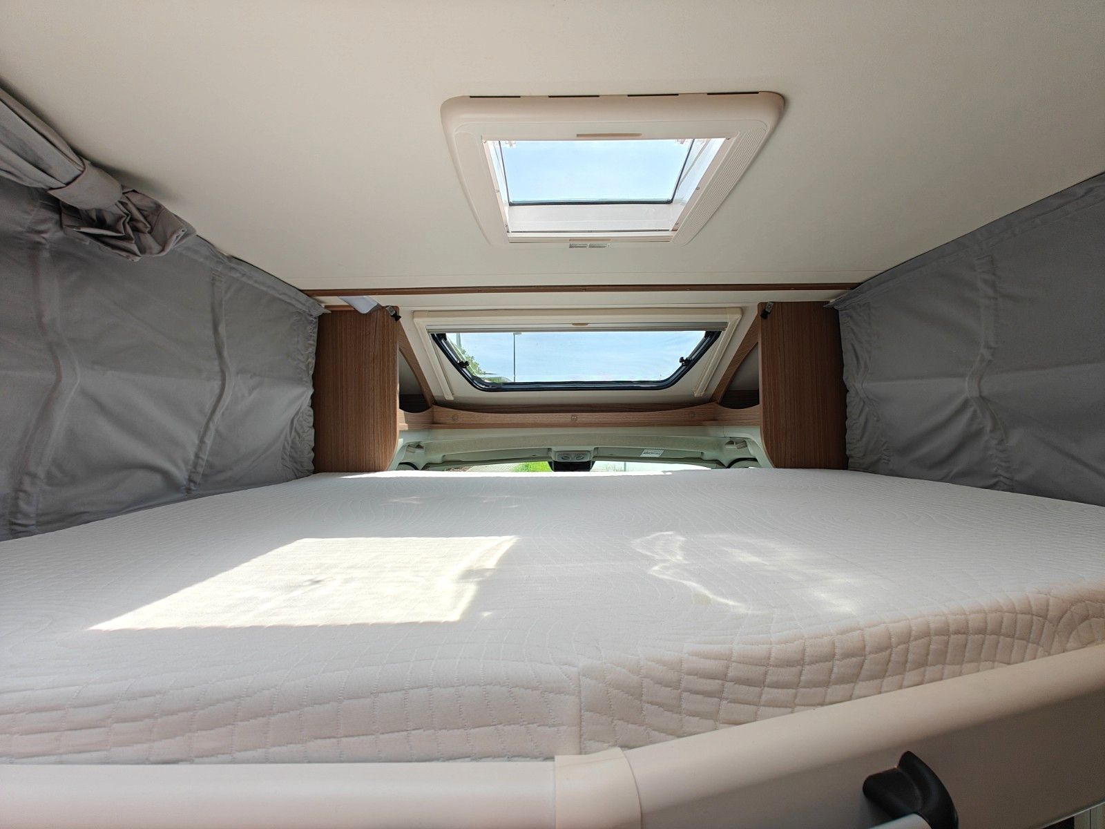 Fahrzeugabbildung Carado T-447 Clever+ Edition - SAT, TV, A/T, Hubbett -