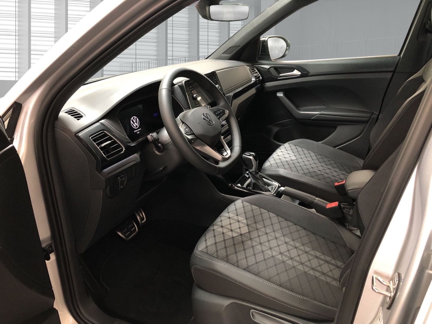 Fahrzeugabbildung Volkswagen T-Cross R-Line 1.0 TSI DSG Sportpaket AHK-abnehm