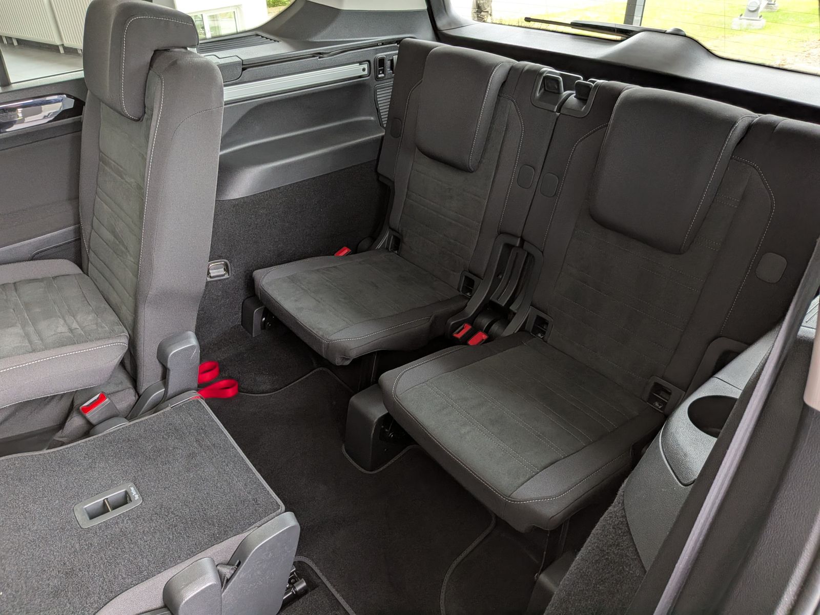 Fahrzeugabbildung Volkswagen Touran 2.0 DSG R-Line High Pano 7-Si IQ AHK VOLL