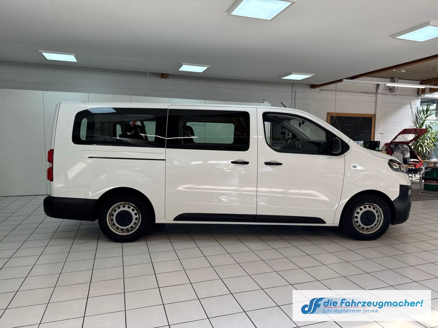 Fahrzeugabbildung Opel Vivaro Kombi L 1.5 D EU6d-T Apple CarPlay Androi