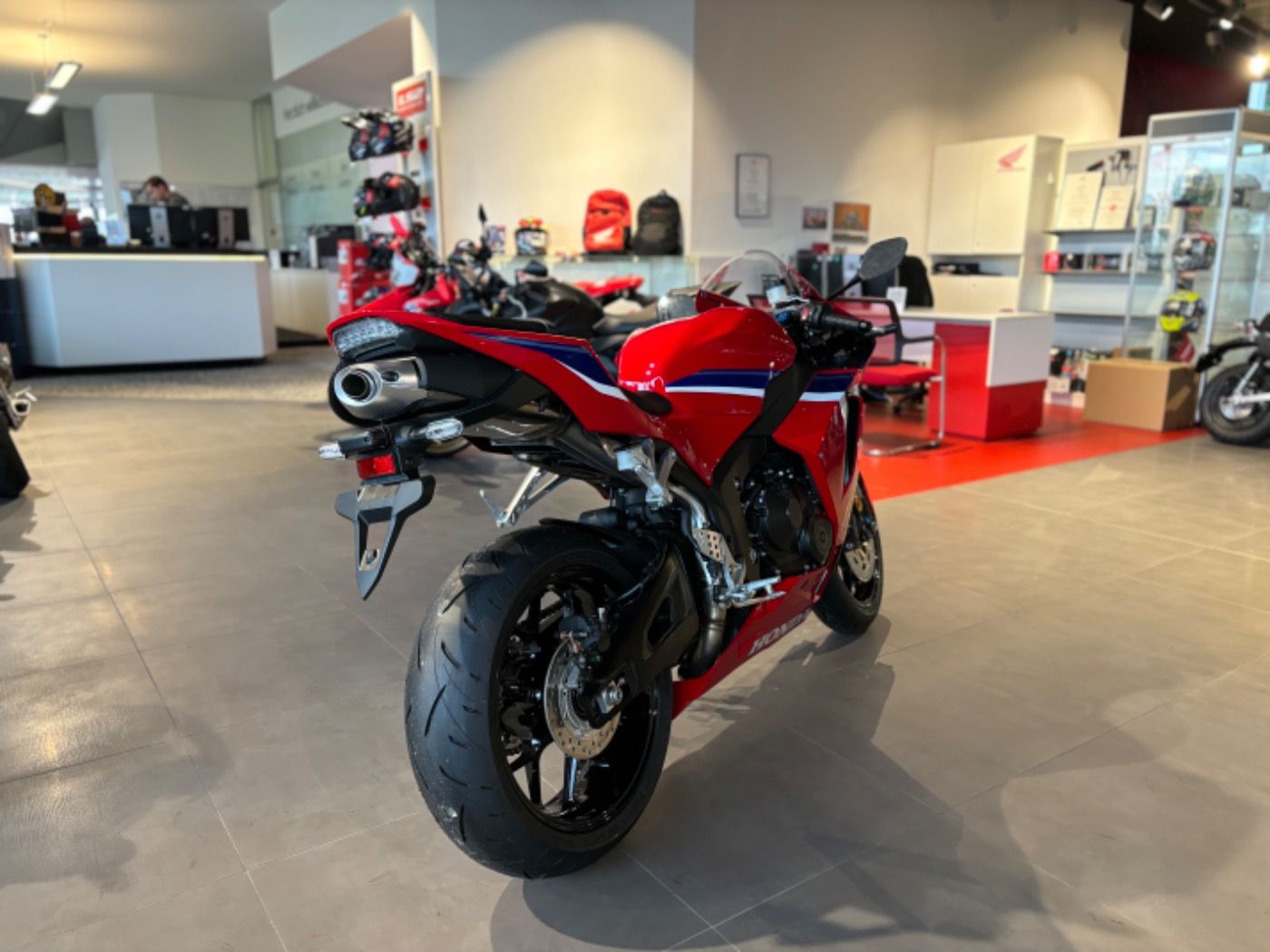 Fahrzeugabbildung Honda CBR 600 RR ab 01.08.2026 abzugeben,