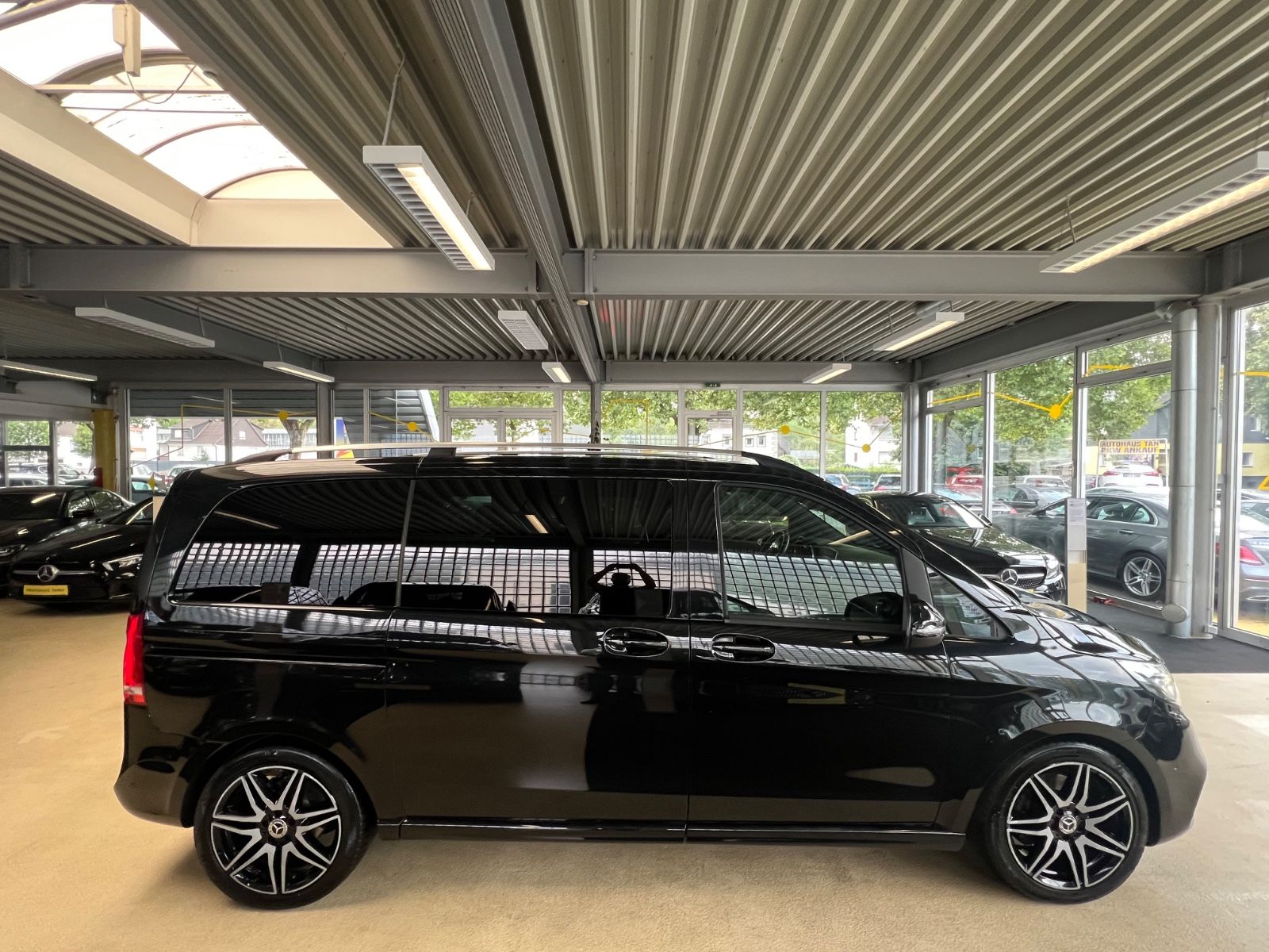 Fahrzeugabbildung Mercedes-Benz V 250 d EDITION AMG LINE kompakt *7.SITZER*