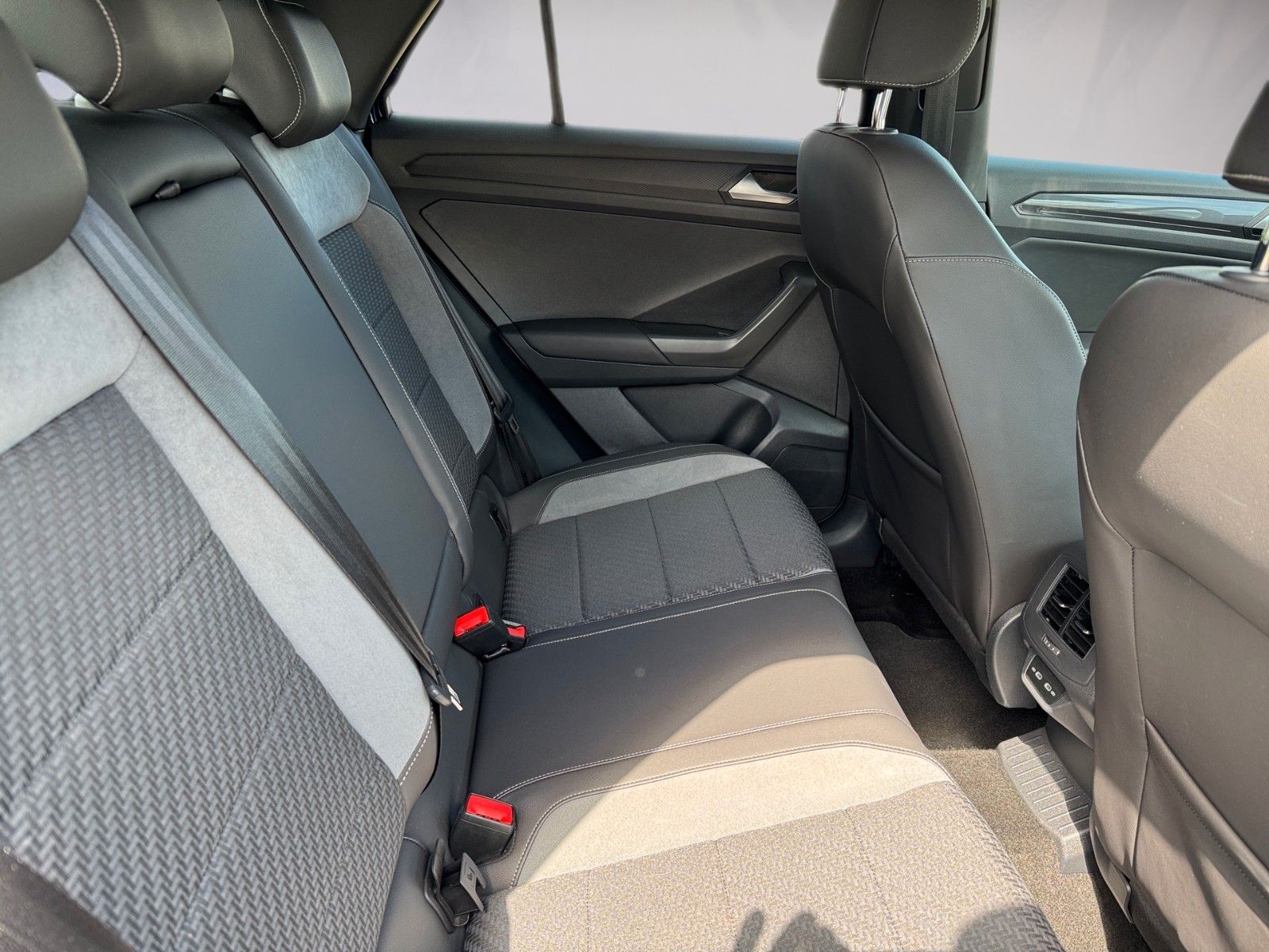 Fahrzeugabbildung Volkswagen T-Roc Sport R-Line 1.5 TSI