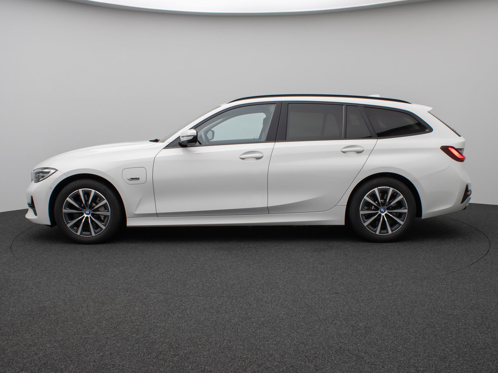 Fahrzeugabbildung BMW 330e DAB CockPitPr Lenkrhz PDC Stop&Go Alarm AHK