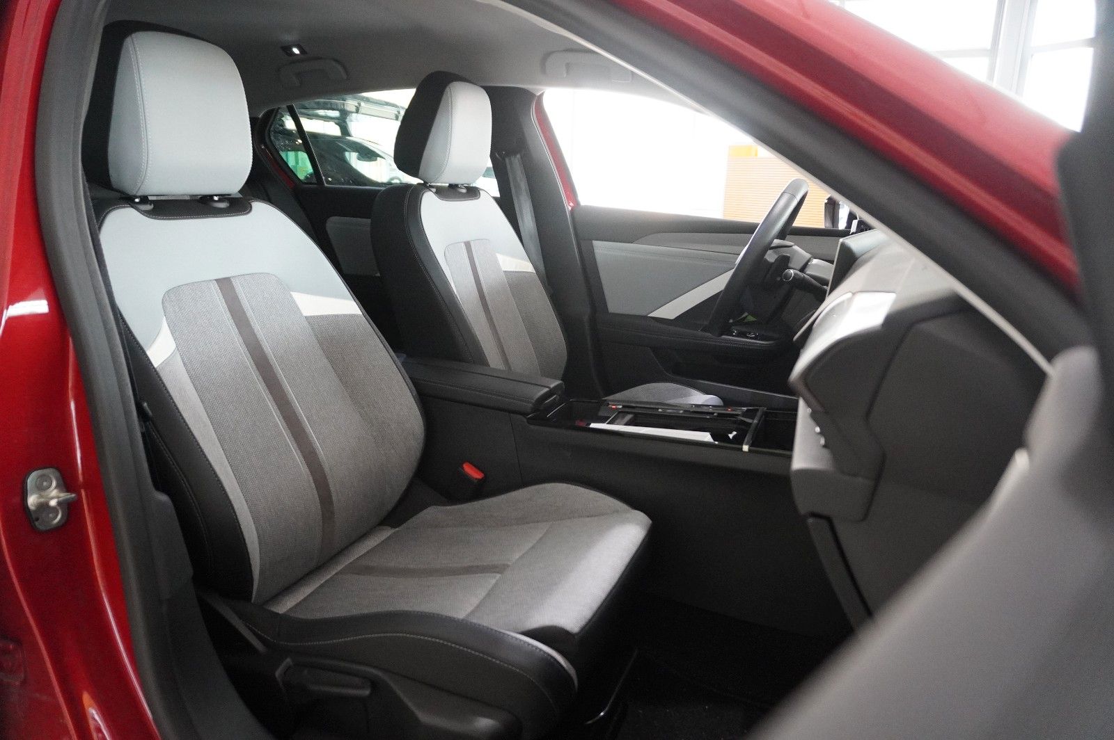 Fahrzeugabbildung Opel Astra L Lim. 1.2T ELEGANCE NAVI/LED/KAMERA/SPORT