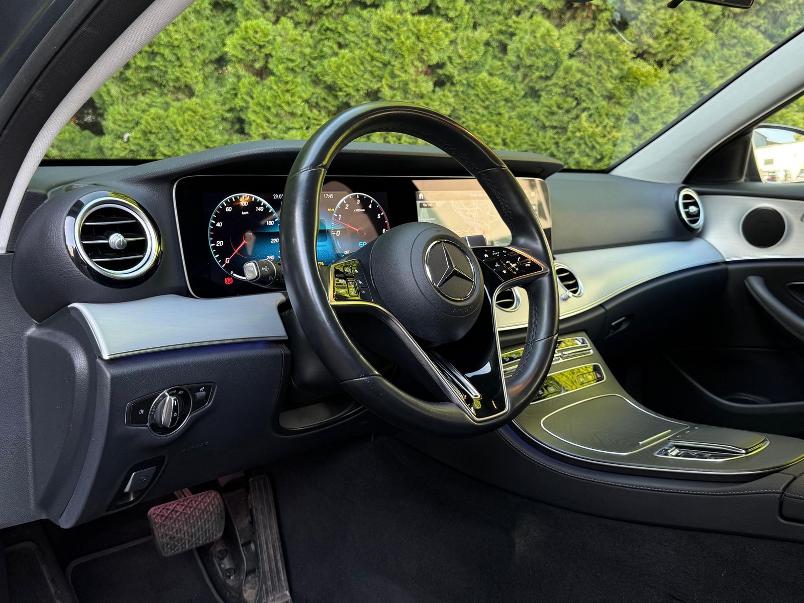 Fahrzeugabbildung Mercedes-Benz E 300 de T 9G NIGHT+LED+SHZ+KAM+AMBI+MBUX+PARK+