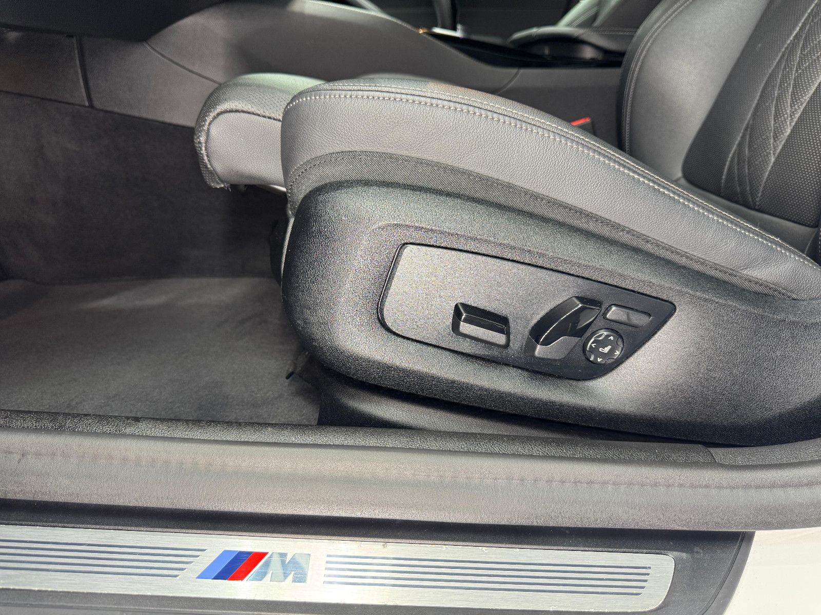 Fahrzeugabbildung BMW 530 d xDrive M Sport|360°|LASER|HUD|